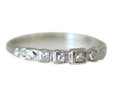 Art Deco Rays of Love Diamond 18 Karat White Gold 5-Stone Band, circa 1930s