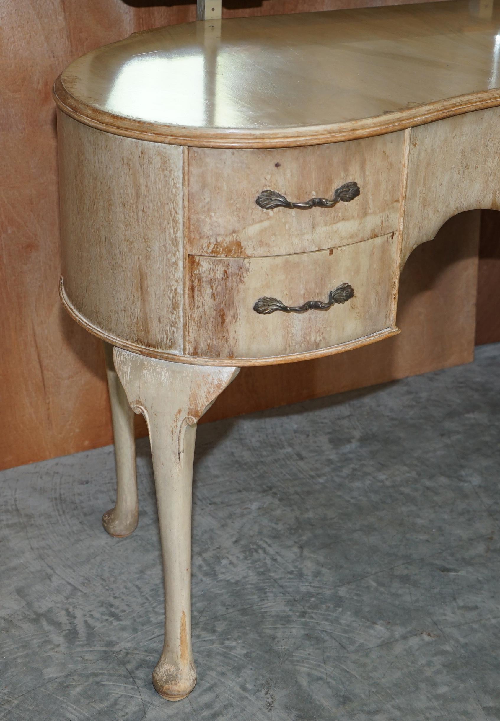 Table de coiffeuse en noyer blanchi des années 1930 avec miroirs à trois volets faisant partie de la suite en vente 4