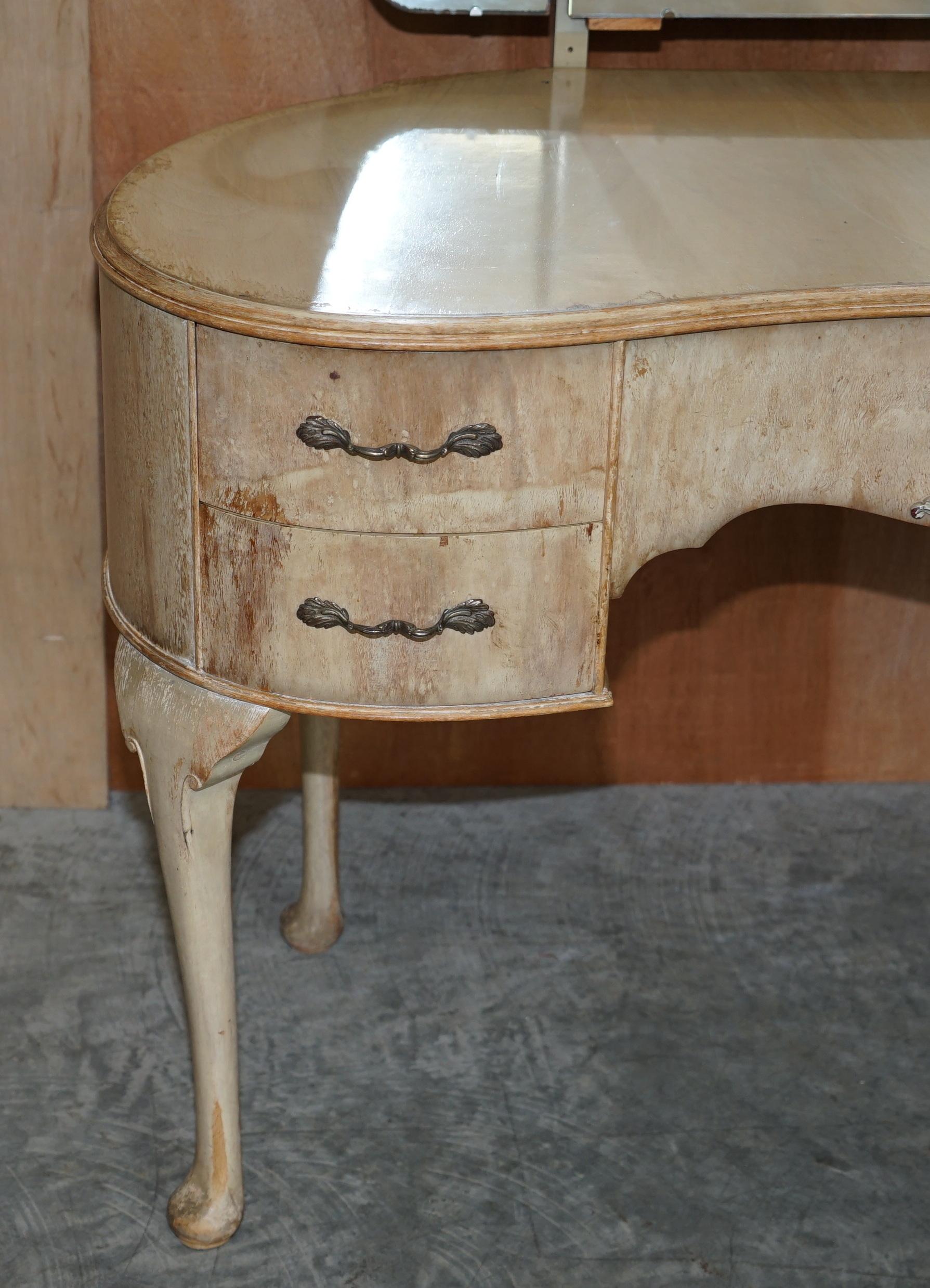 Noyer Table de coiffeuse en noyer blanchi des années 1930 avec miroirs à trois volets faisant partie de la suite en vente