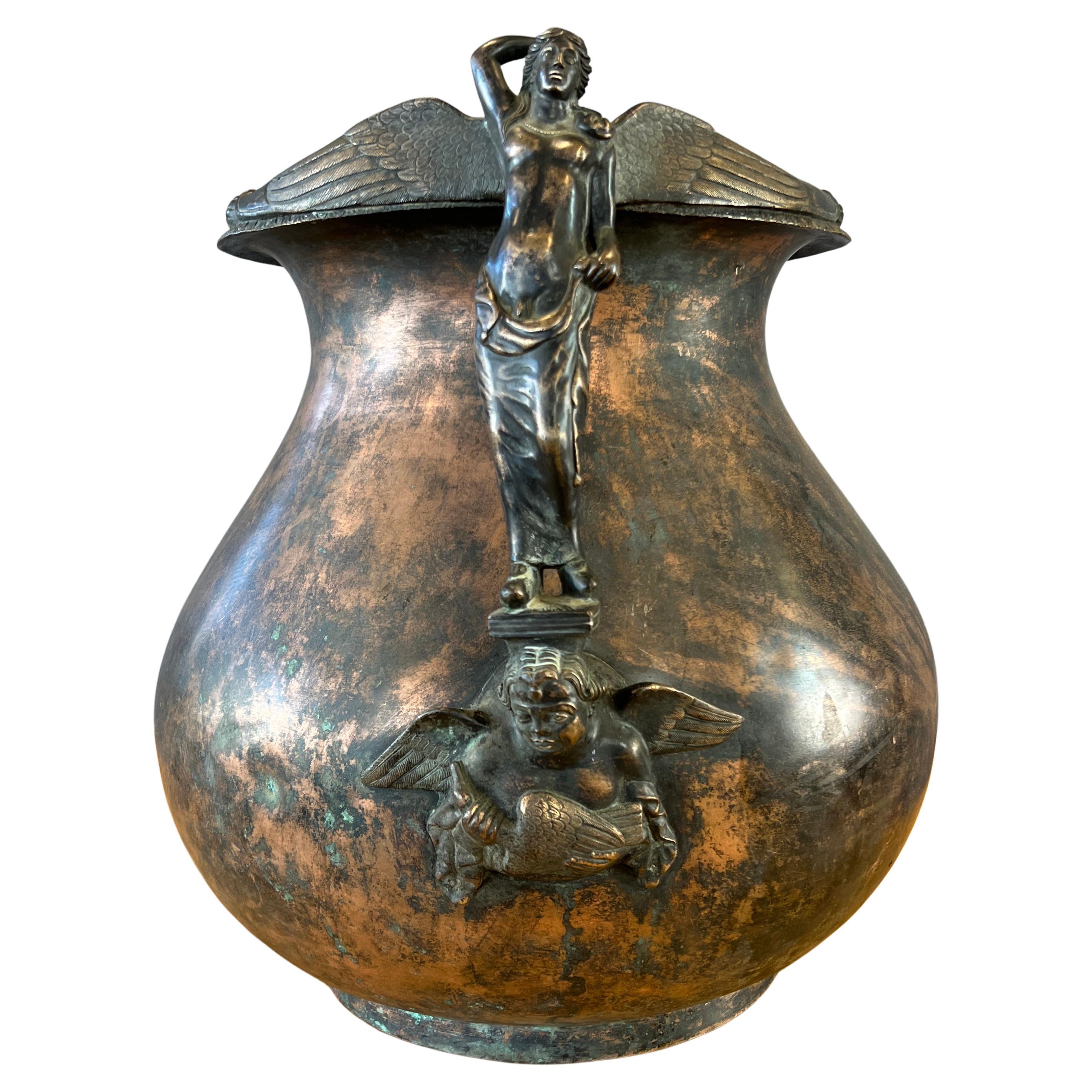 Urne / jardinière en bronze des années 1930 avec poignée sculpturale en Hermaphrodite en vente