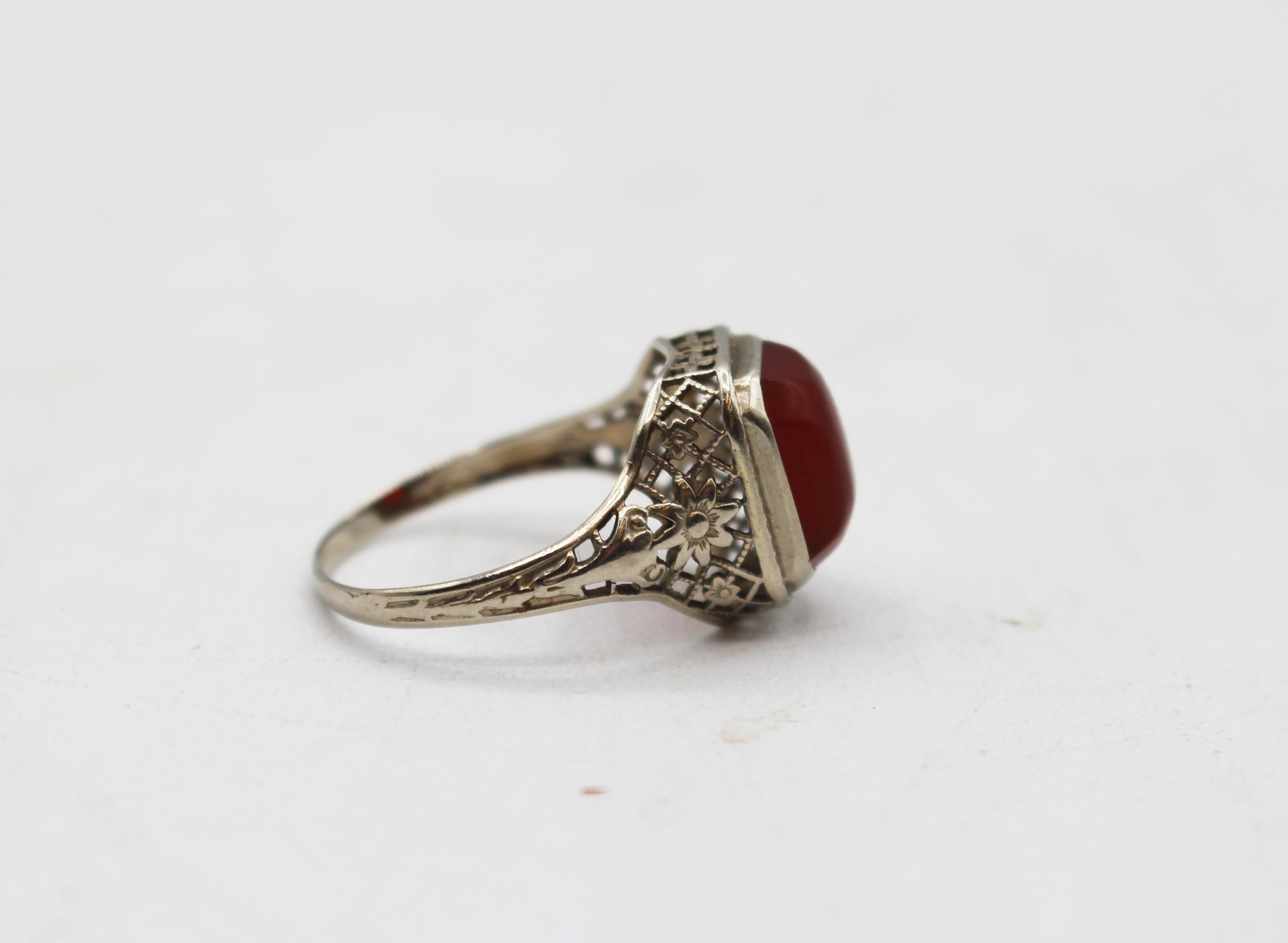 Art Déco Anello con corniola e filigrana in oro bianco 14 carati del 1930 circa in vendita