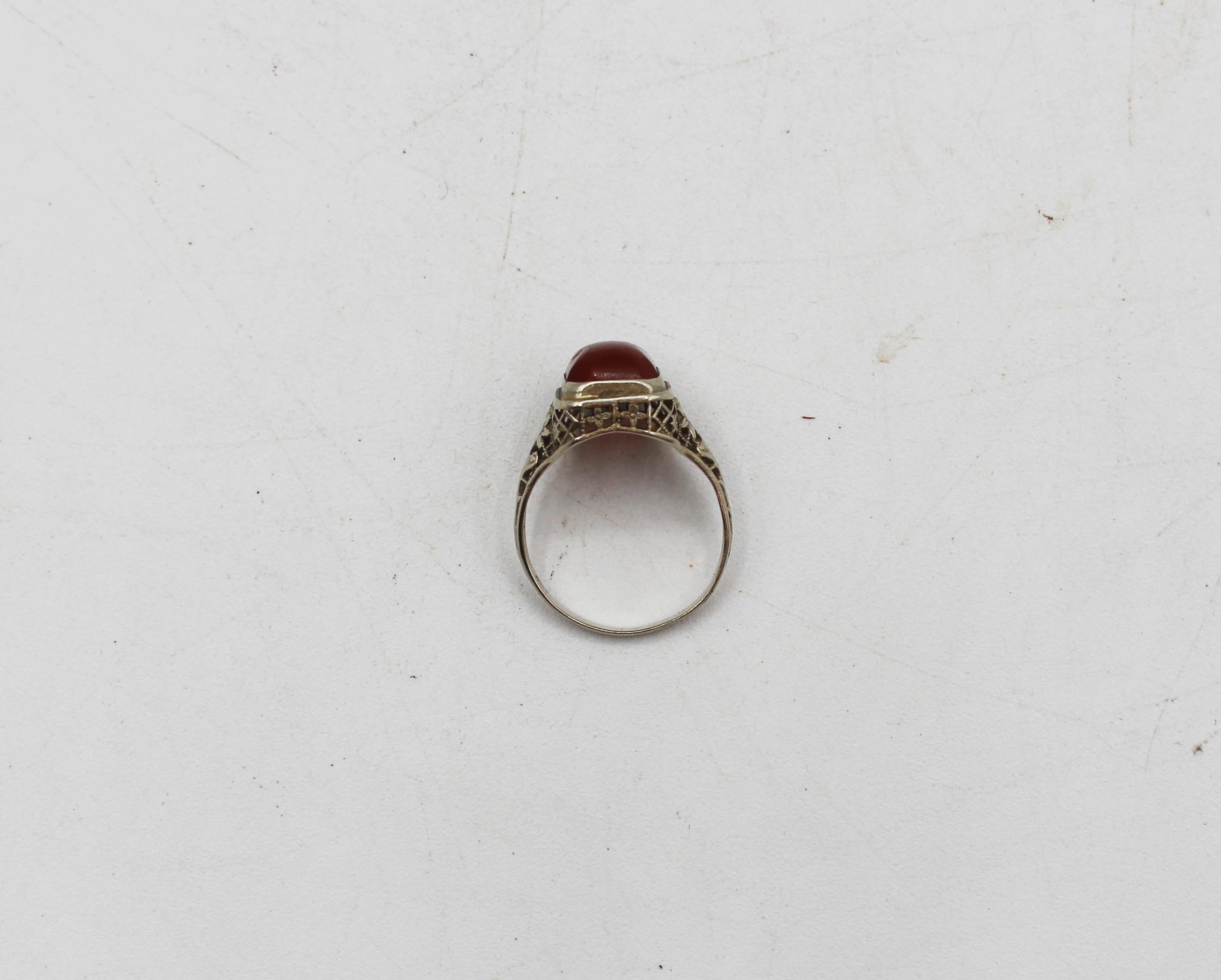 Oro Anello con corniola e filigrana in oro bianco 14 carati del 1930 circa in vendita