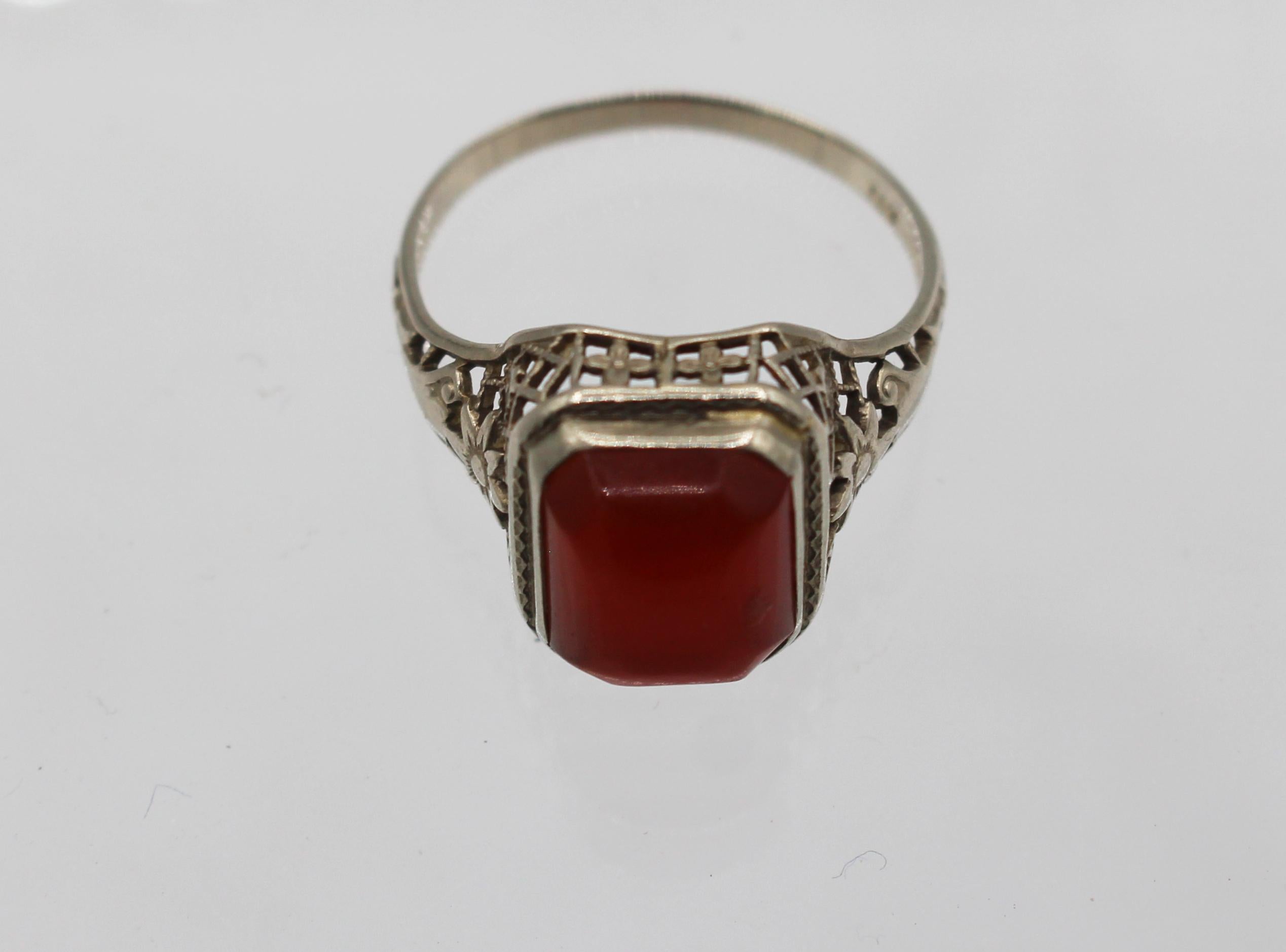 Anello con corniola e filigrana in oro bianco 14 carati del 1930 circa in vendita 1