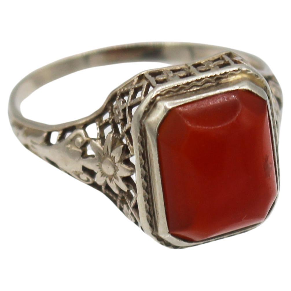 Anello con corniola e filigrana in oro bianco 14 carati del 1930 circa