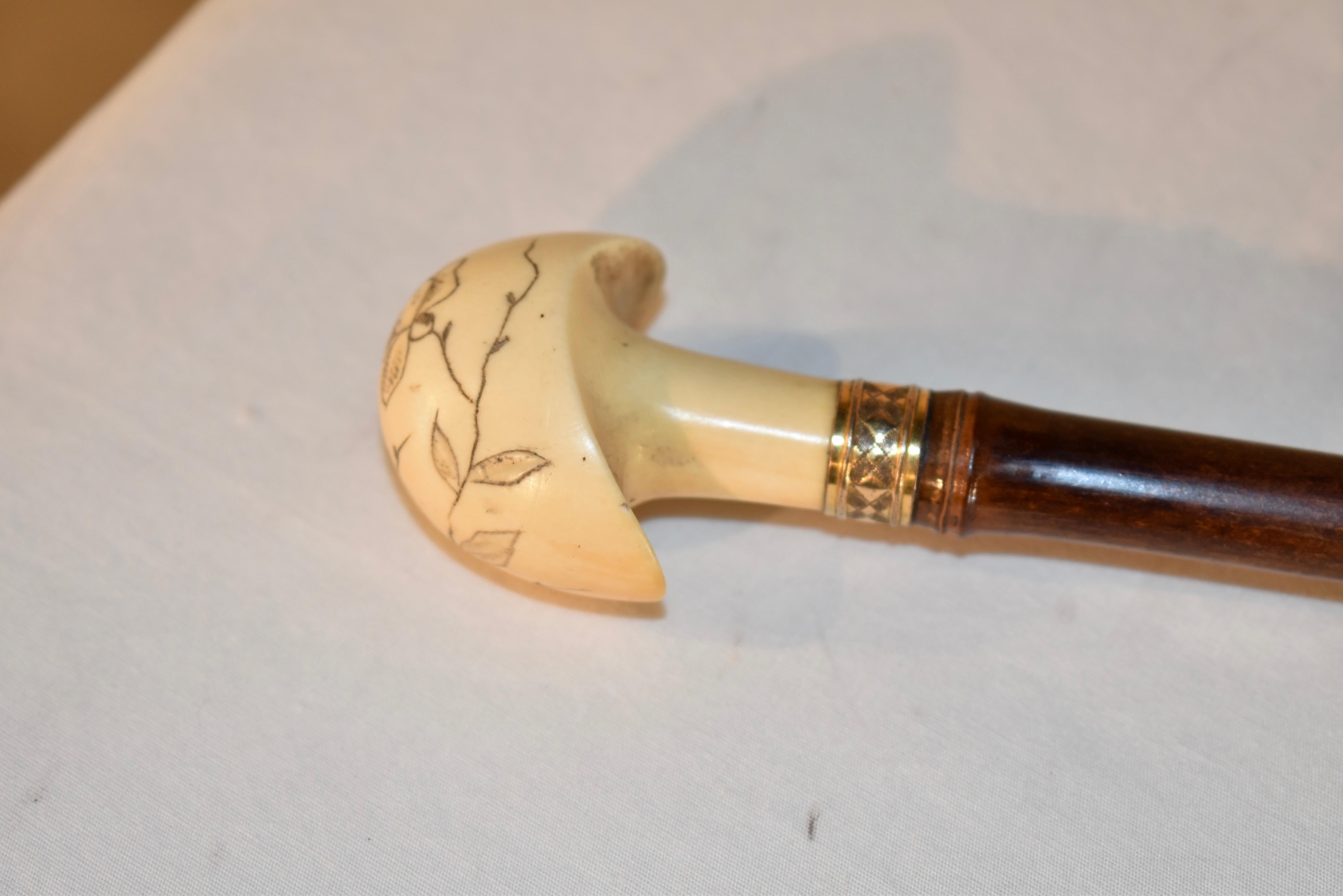 Bastone degli anni '30 in legno di frutta con manico in osso.  Il manico in osso è inciso con un grazioso motivo floreale.  Il bastone da passeggio è intagliato a mano per sembrare un bambù.  Il pezzo è molto interessante e sta benissimo in un