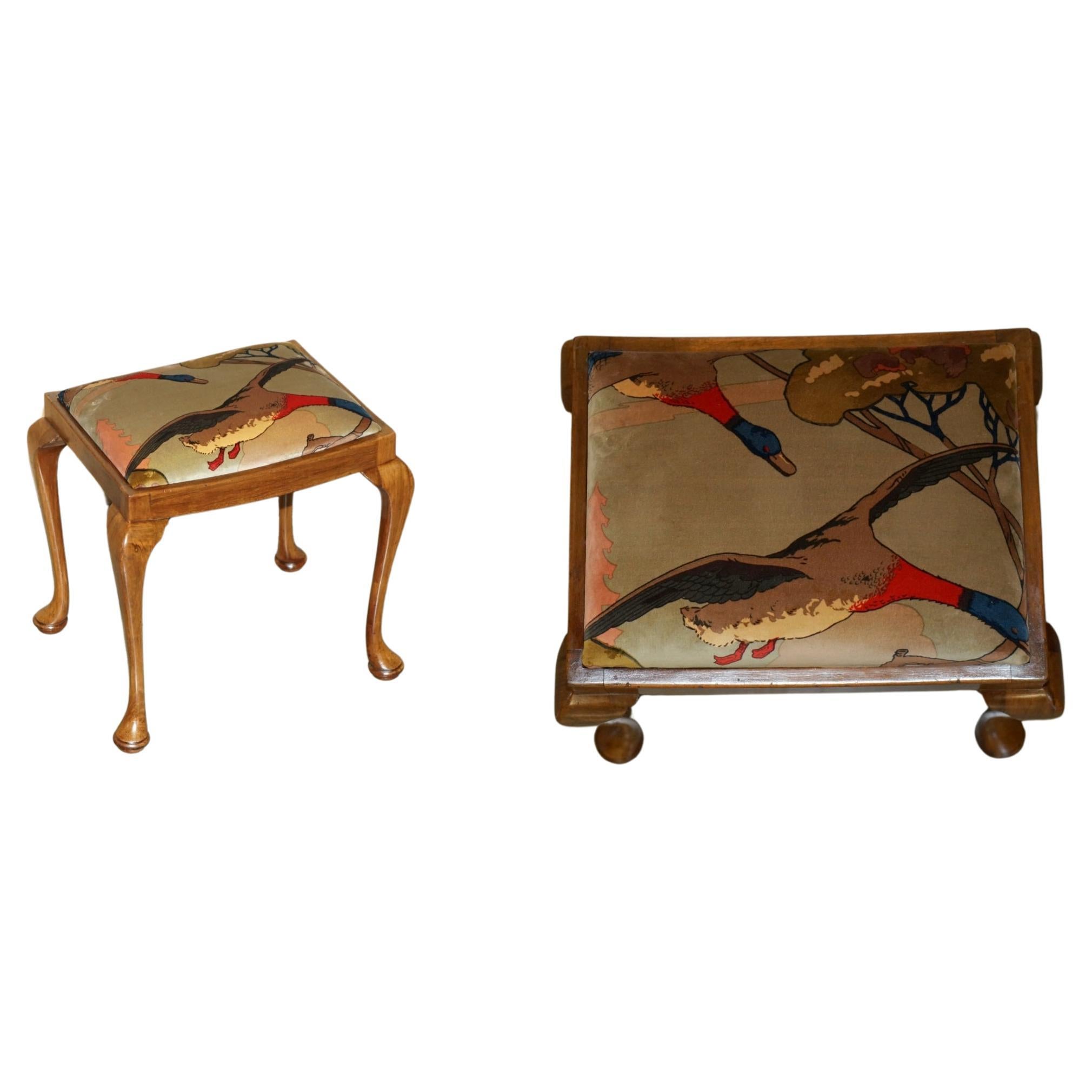 CIRCA 1930er ENGLISH WALNUT MULBERRY FLYING DUCKS VELVET DRESSING TABLE STOOL