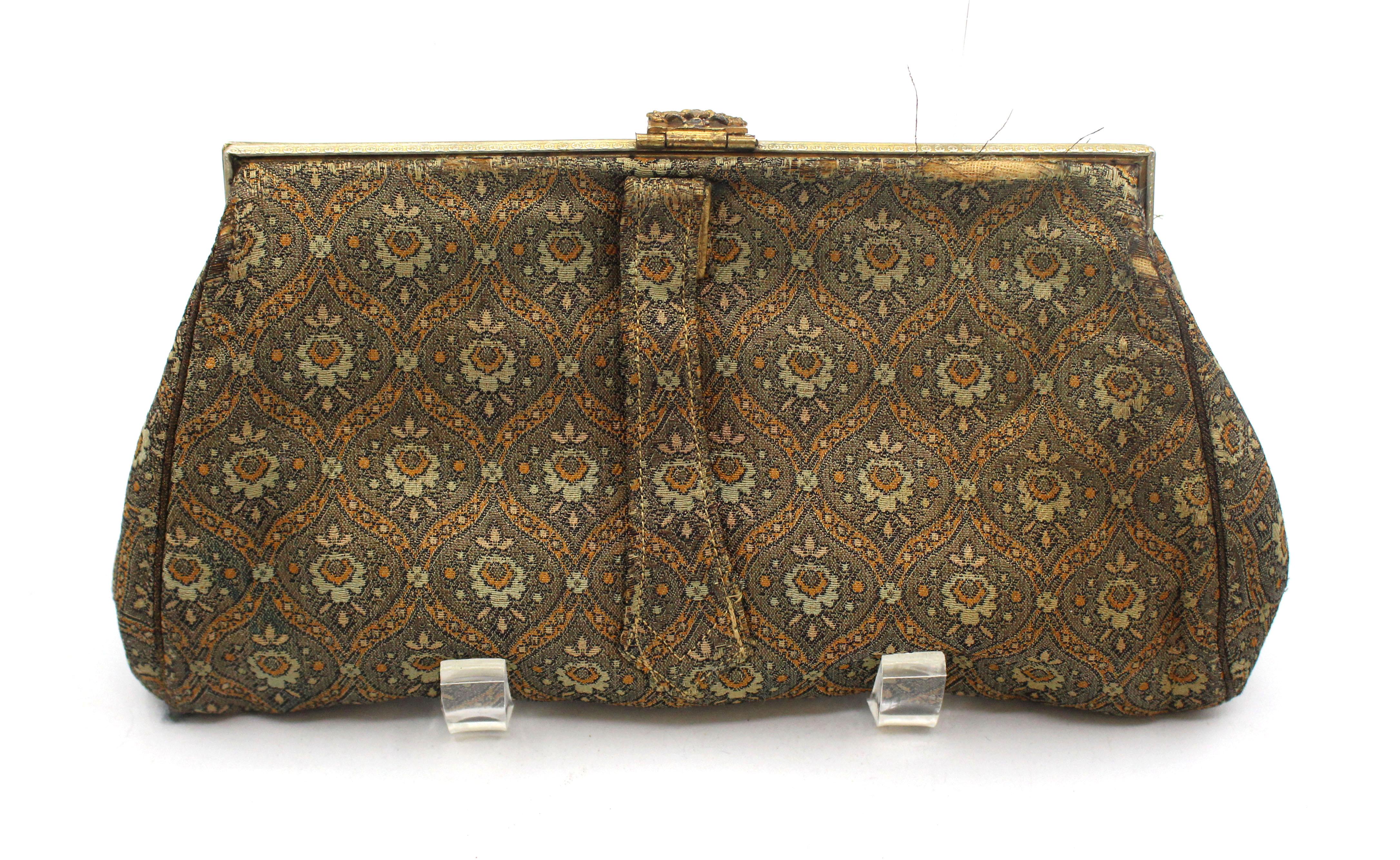 circa 1930s French silk brocade clutch with gilt brass & carved carnelian in woven brass clasp. Back with hand grip. Some losses near the top on both sides.

8 1/2