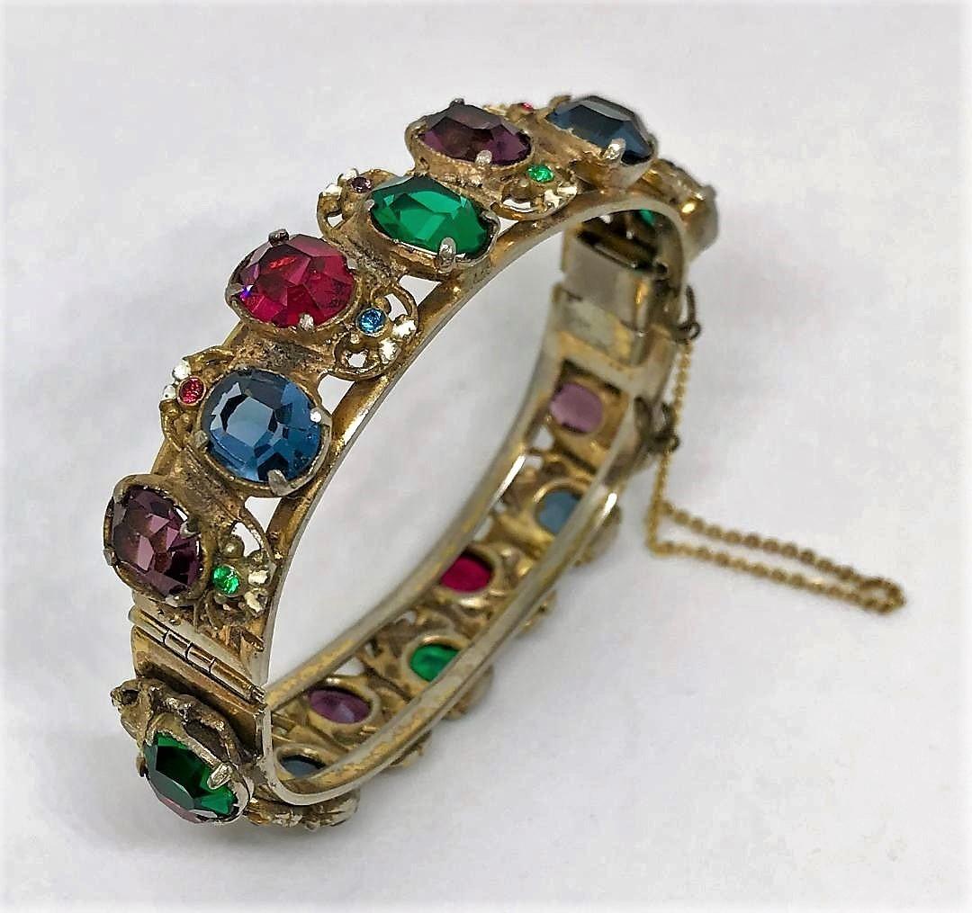 Circa 1930s Goldtone Hinged Bangle Set With Bright Jewel Tone Faceted Stones In Good Condition For Sale In Long Beach, CA
