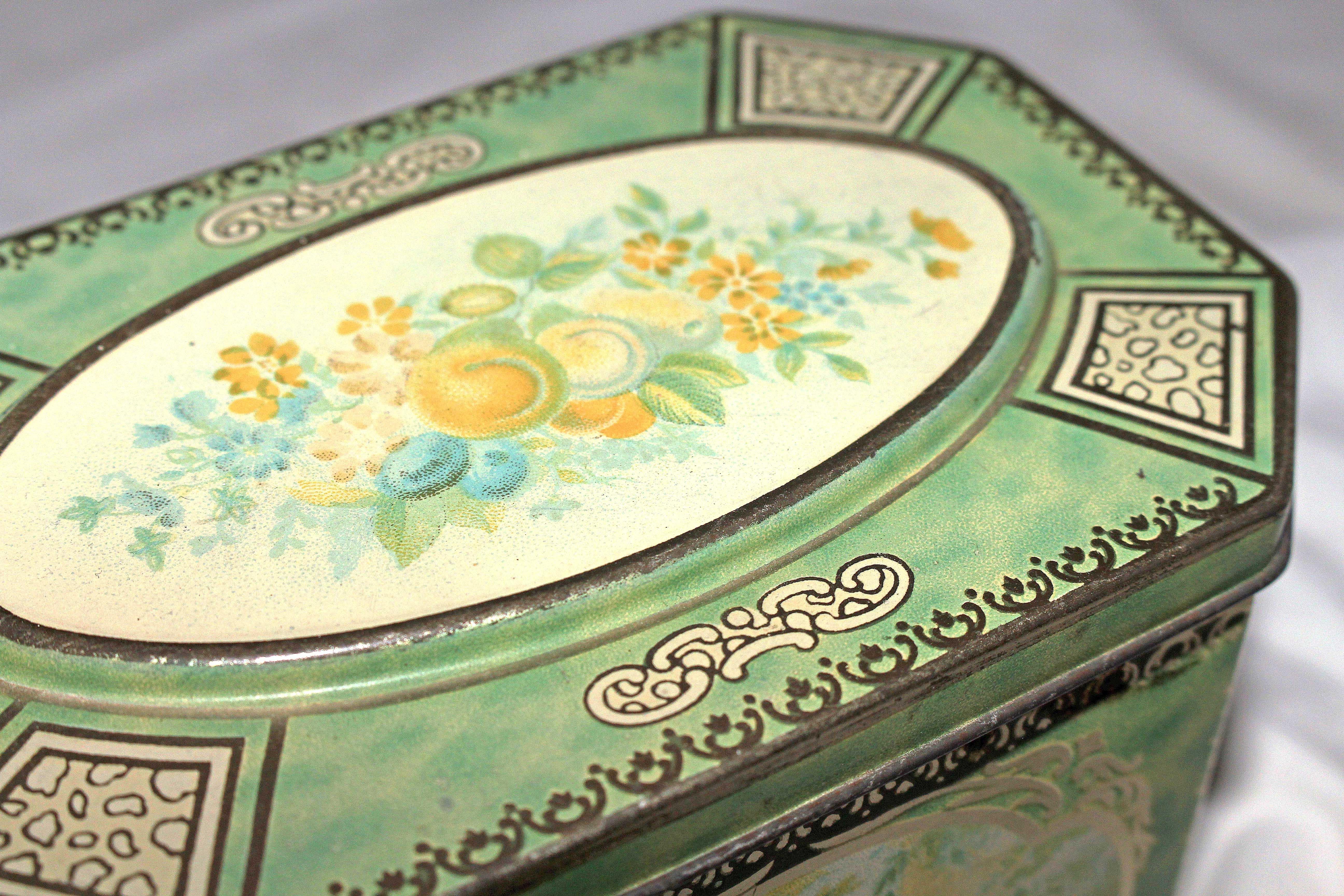 Circa 1930s Huntley & Palmers Biscuit Tin In Good Condition In Chapel Hill, NC