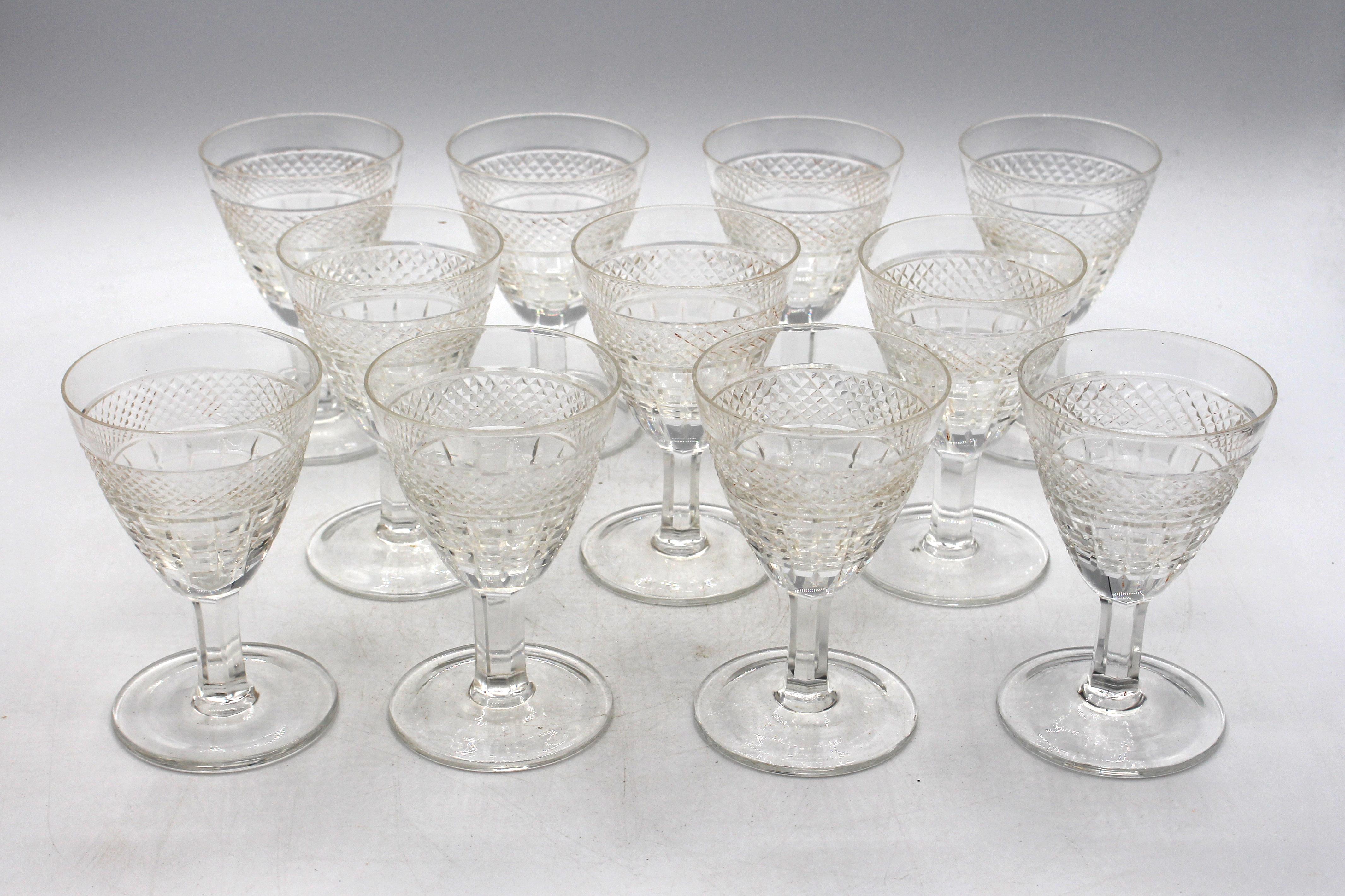 Juego de 10 +1 copas de cristal tallado con tallo para aperitivo de los años 30, italiano. Cada una con banda de facetas cuadradas graduadas debajo de la banda de diamantes. 3 13/16