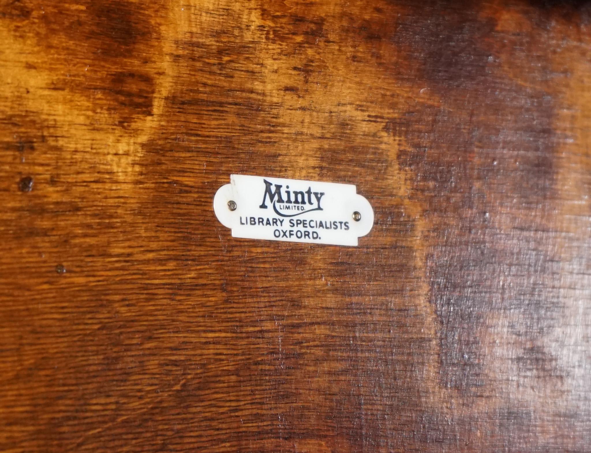 CIRCA 1930 Minty of Oxford, libreria a tre ripiani con ante in vetro, armadio a muro in vendita 4