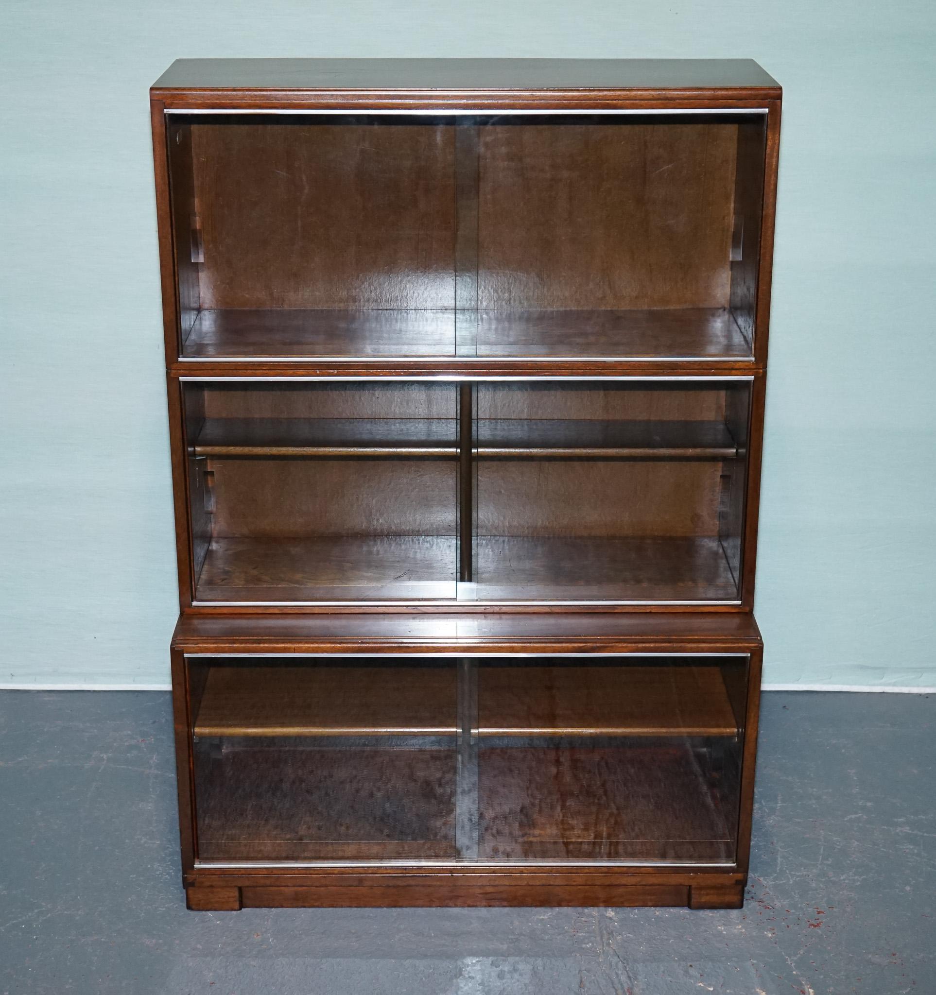 
Antiquariato di Londra



Un bell'esempio di mobile da biblioteca inglese realizzato da Minty of Oxford, rinomati 