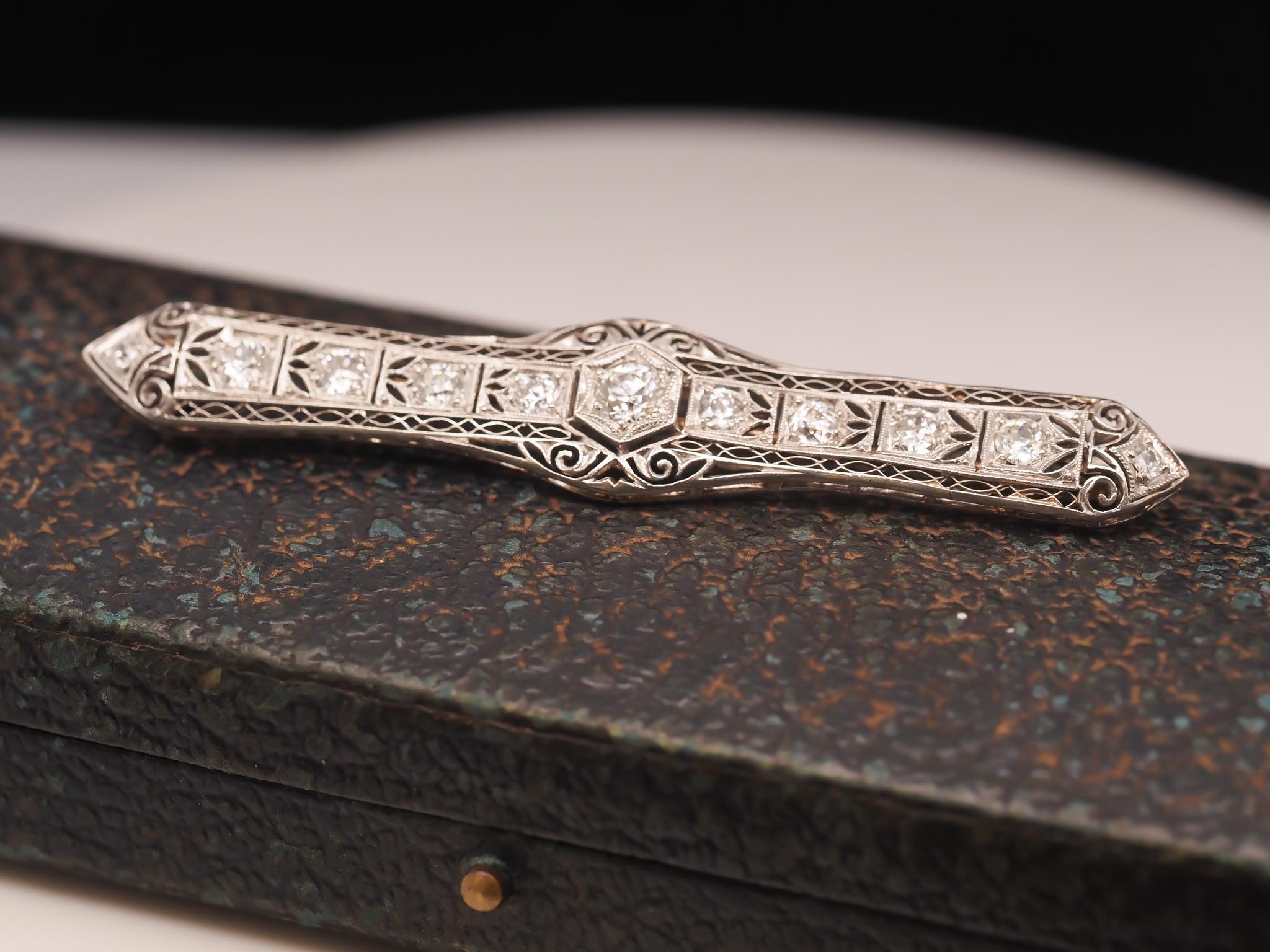 Dettagli dell'articolo:
Tipo di metallo: Spilla in platino, spilla in oro giallo 14 carati [con marchio di garanzia e Test Test].
Peso: 7.1 grammi
Dettagli sui diamanti: Peso totale di 1,10 ct, diamanti antichi europei taglio brillante, colore G-H,