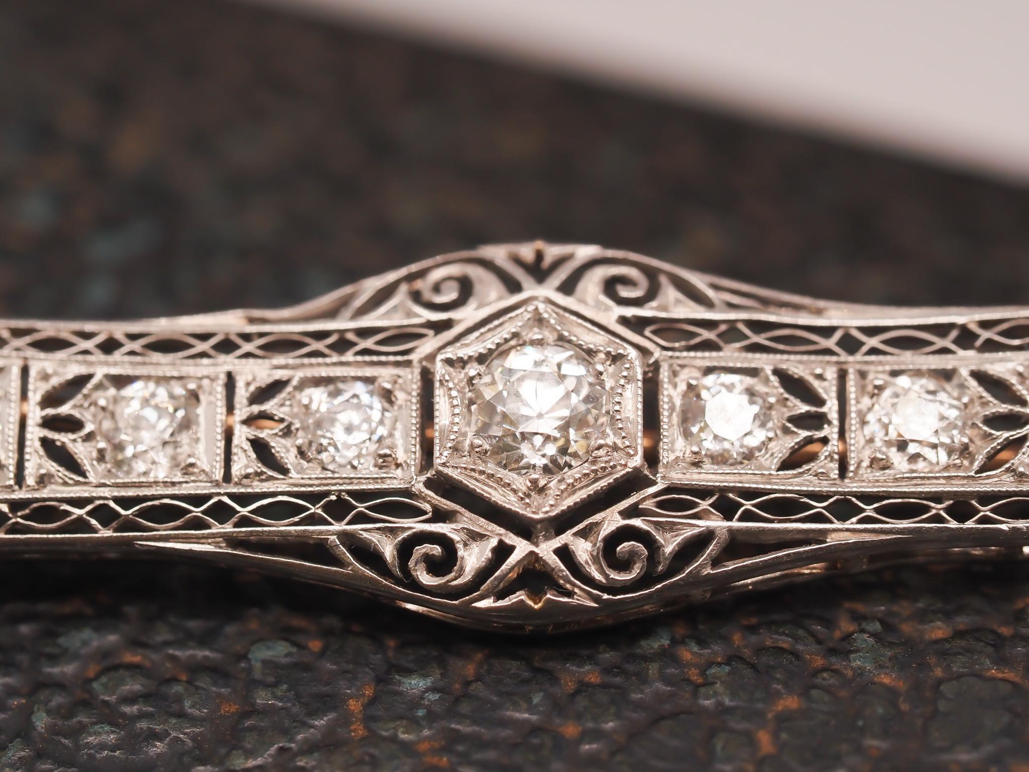 Spilla e spillone in platino Art Deco Filigrana Antica Europa, anni '30 circa, con diamanti In condizioni buone in vendita a Hicksville, NY
