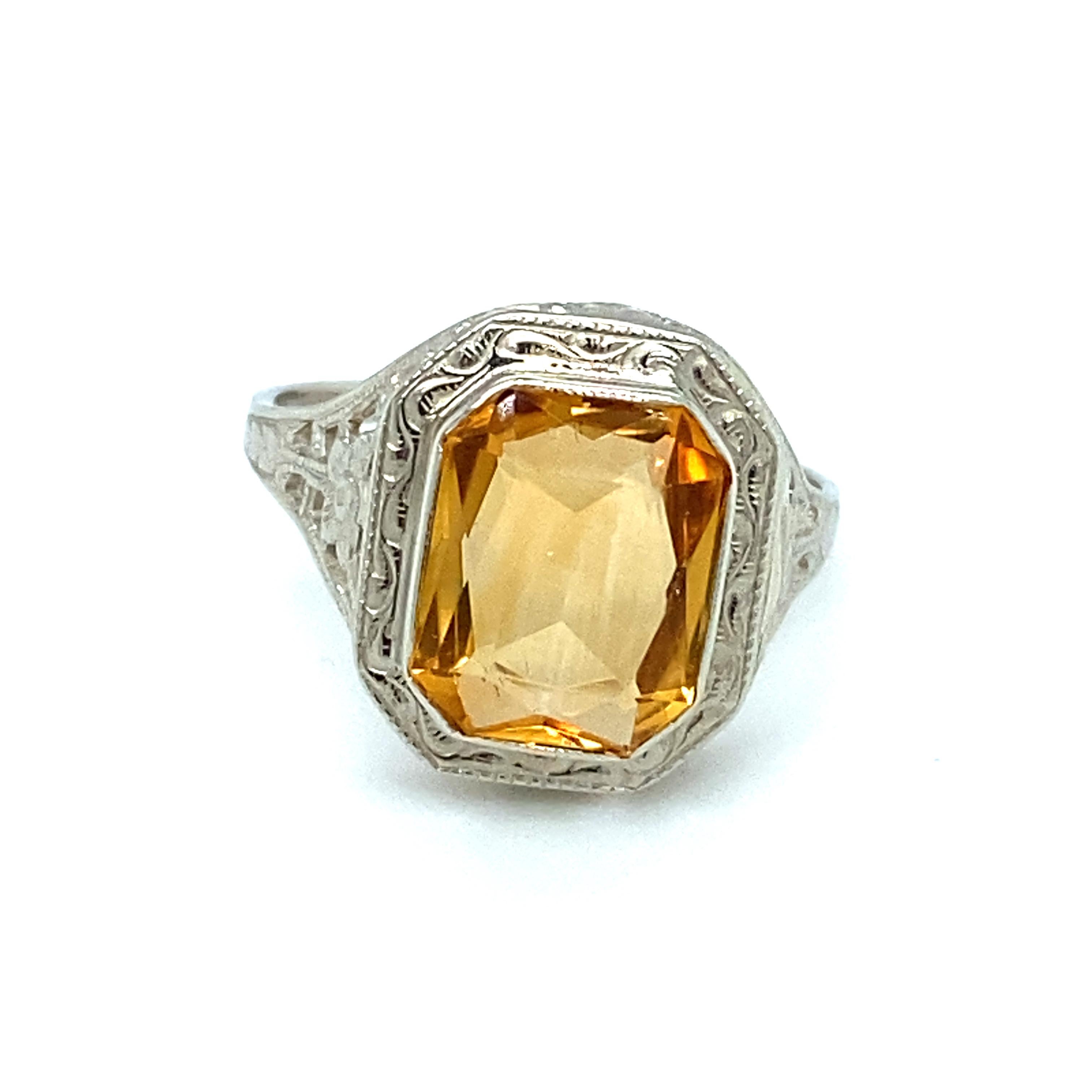 CIRCA 1930er Jahre Rechteckiger Citrin Art Deco Ring in 14 Karat Weißgold (Smaragdschliff)