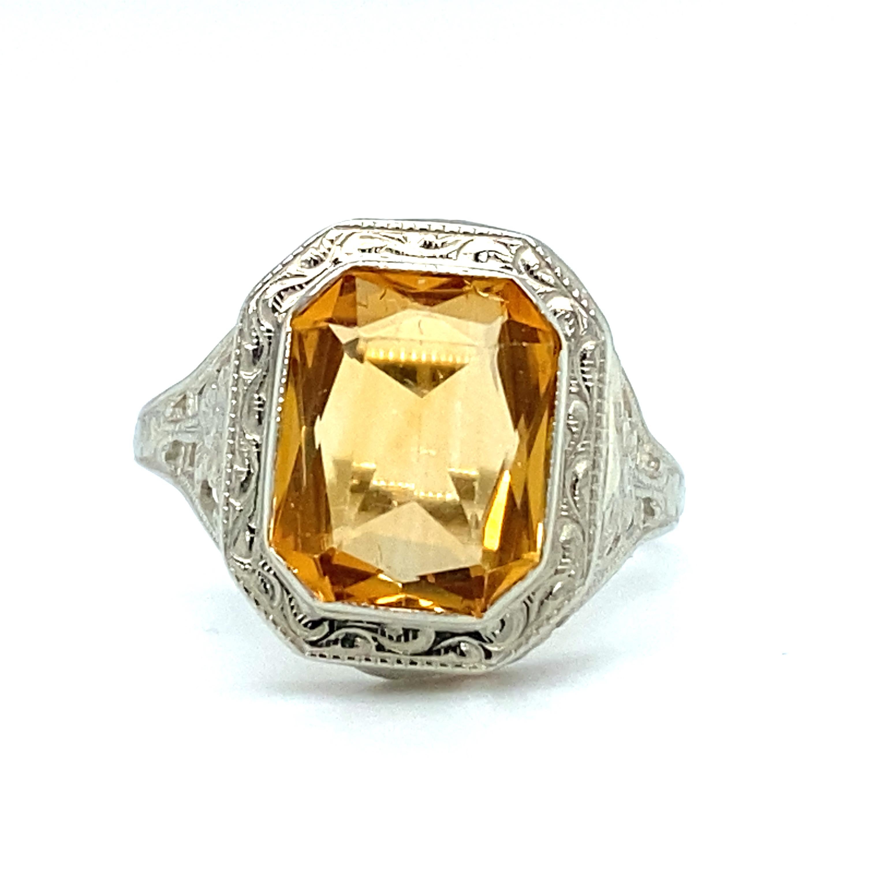 CIRCA 1930er Jahre Rechteckiger Citrin Art Deco Ring in 14 Karat Weißgold im Zustand „Hervorragend“ in Hicksville, NY