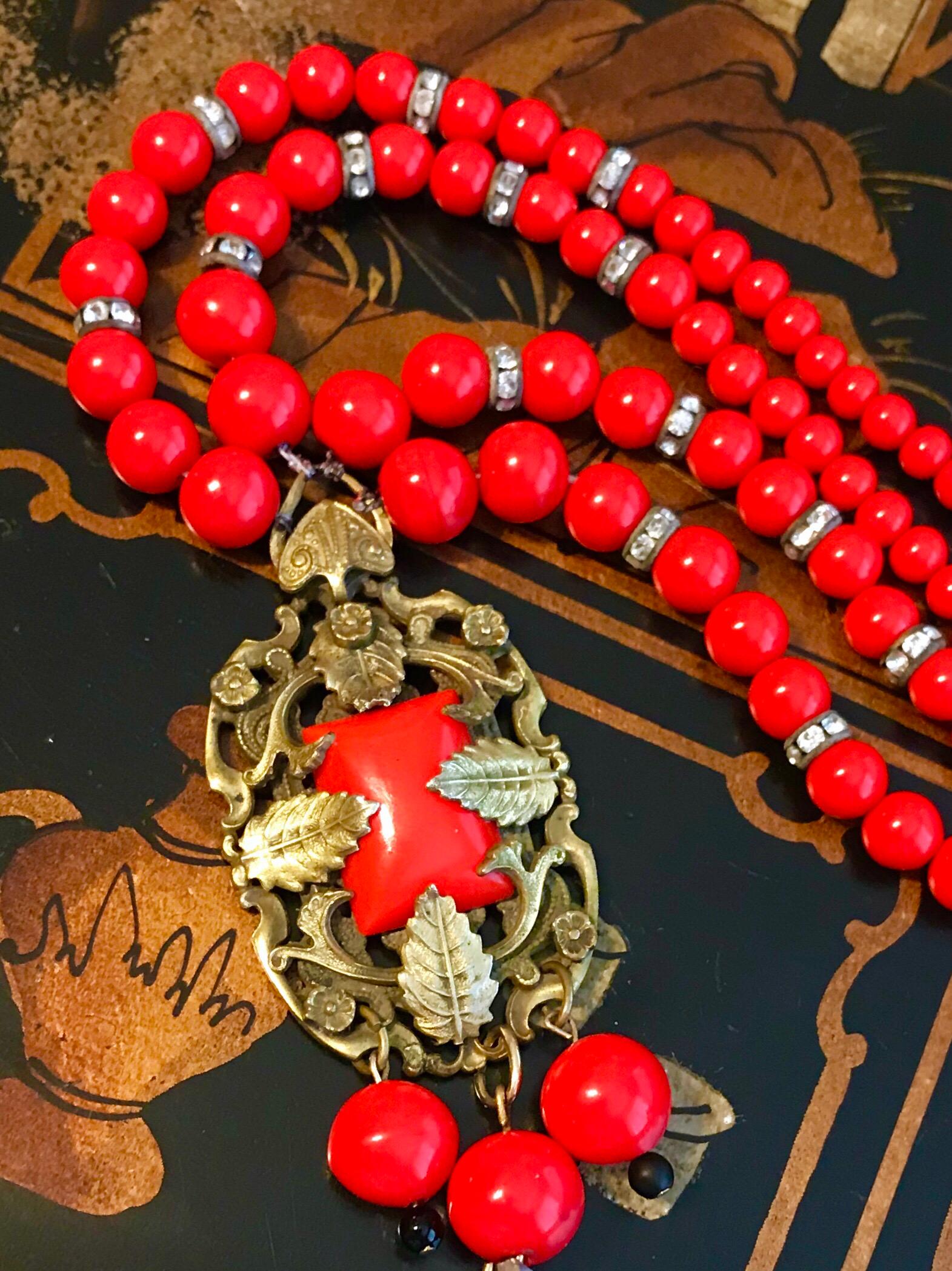 Circa 1930s Red Beaded Pendant Necklace Damen im Angebot
