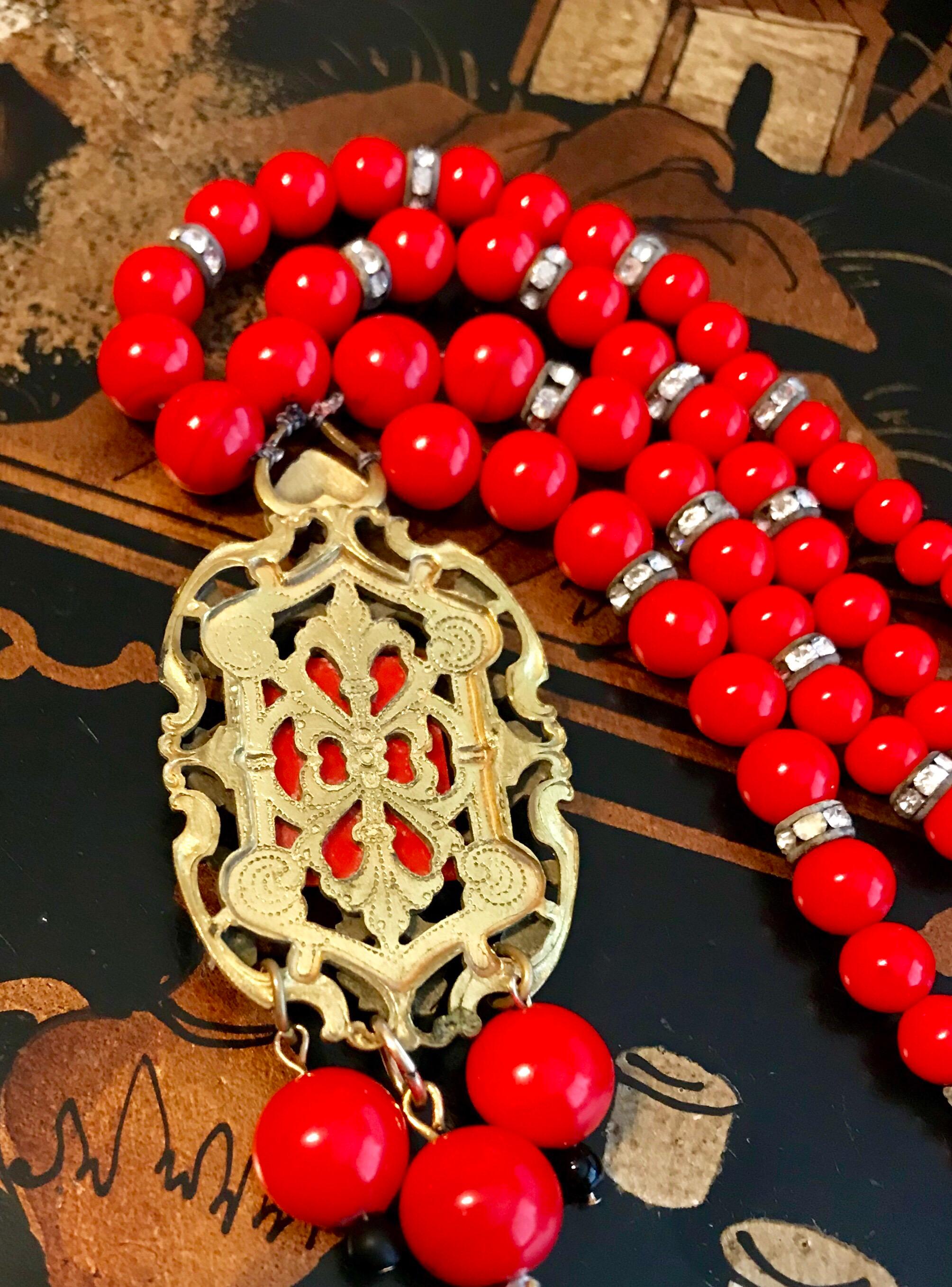 Circa 1930s Red Beaded Pendant Necklace im Angebot 1