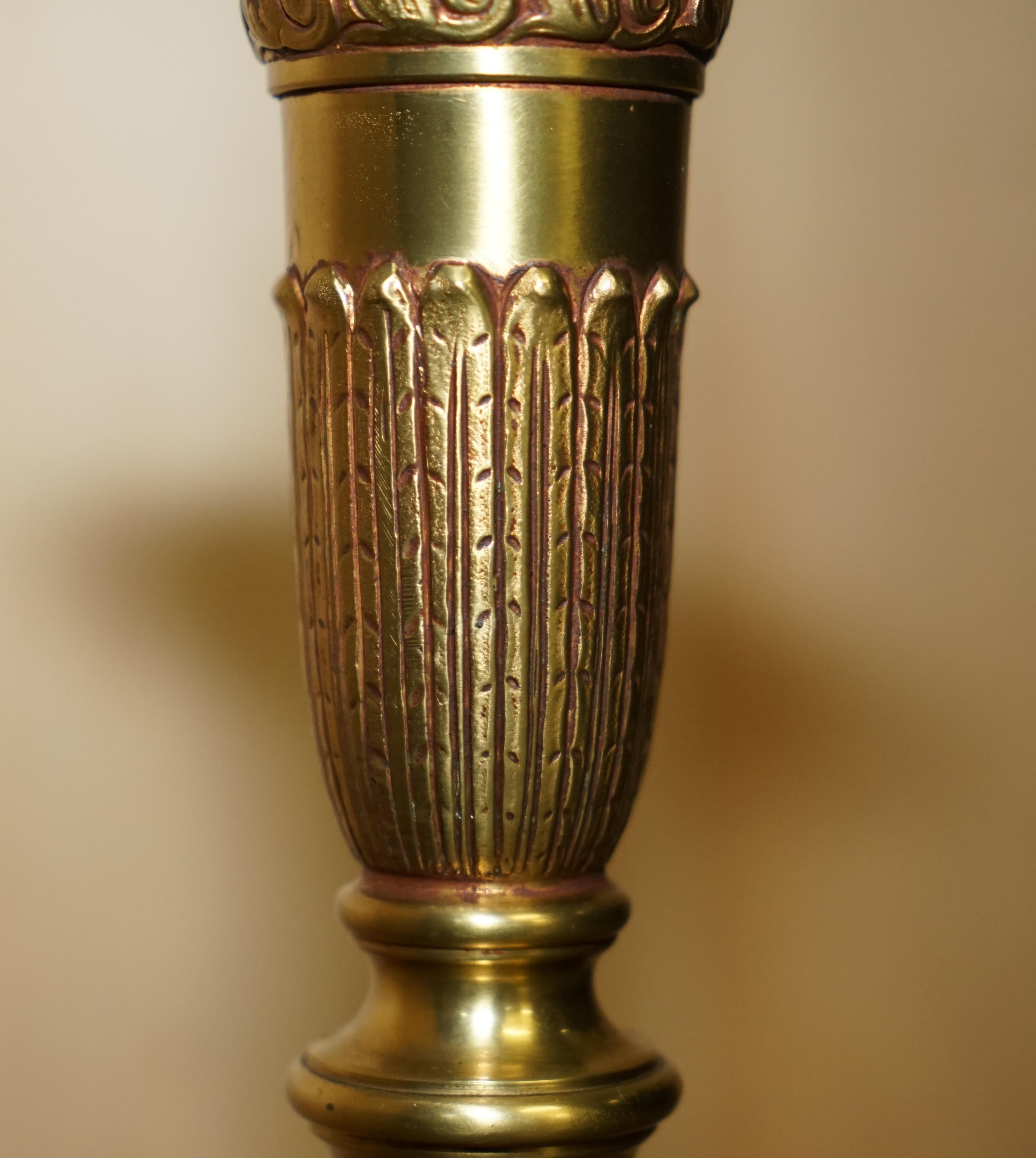 CIRCA 1930's REGENCY BRASS STANDING LAMP LION HAIRY PAW FEET (Fabriqué à la main) en vente 3