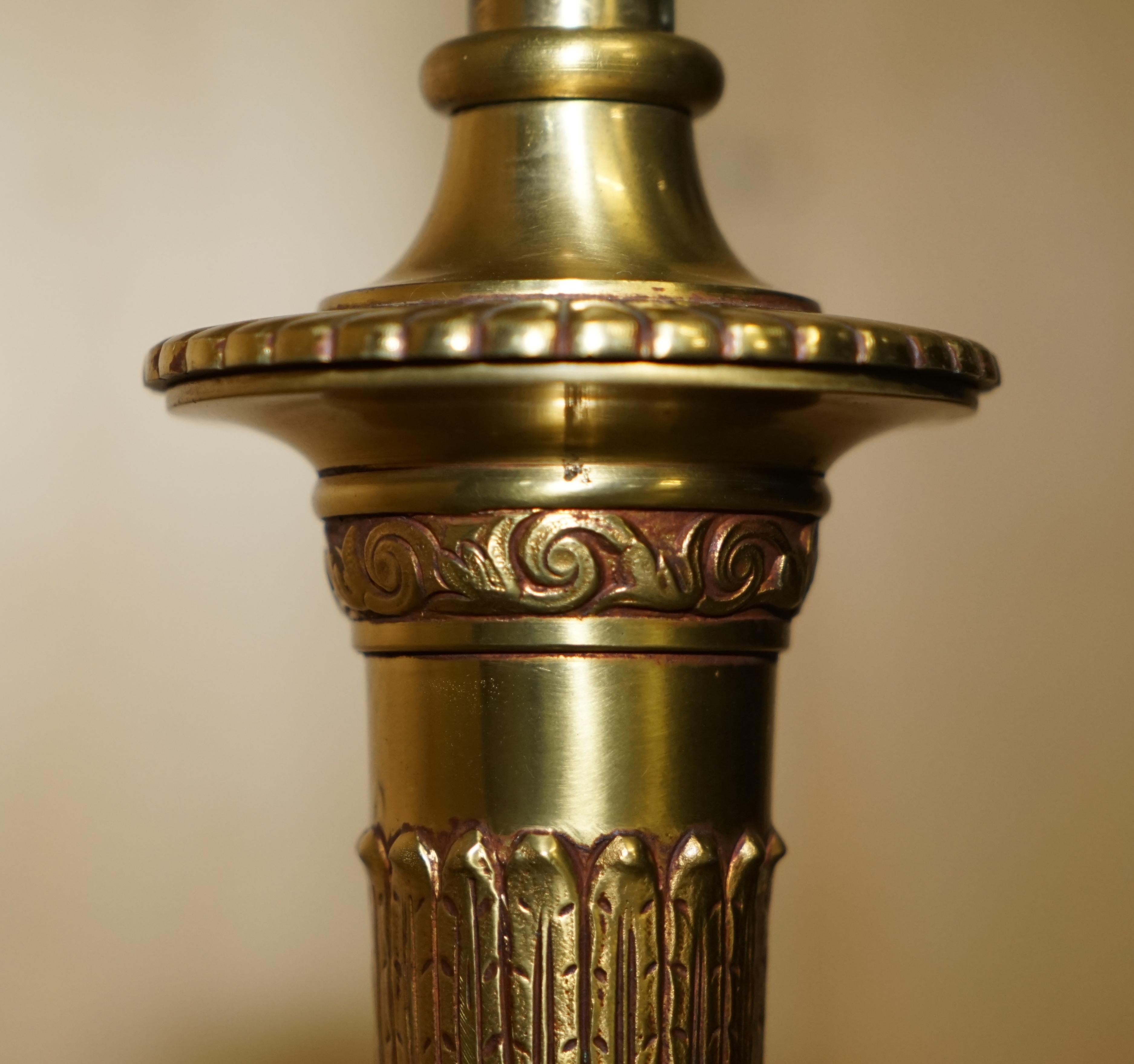 CIRCA 1930's REGENCY BRASS STANDING LAMP LION HAIRY PAW FEET (Fabriqué à la main) en vente 4