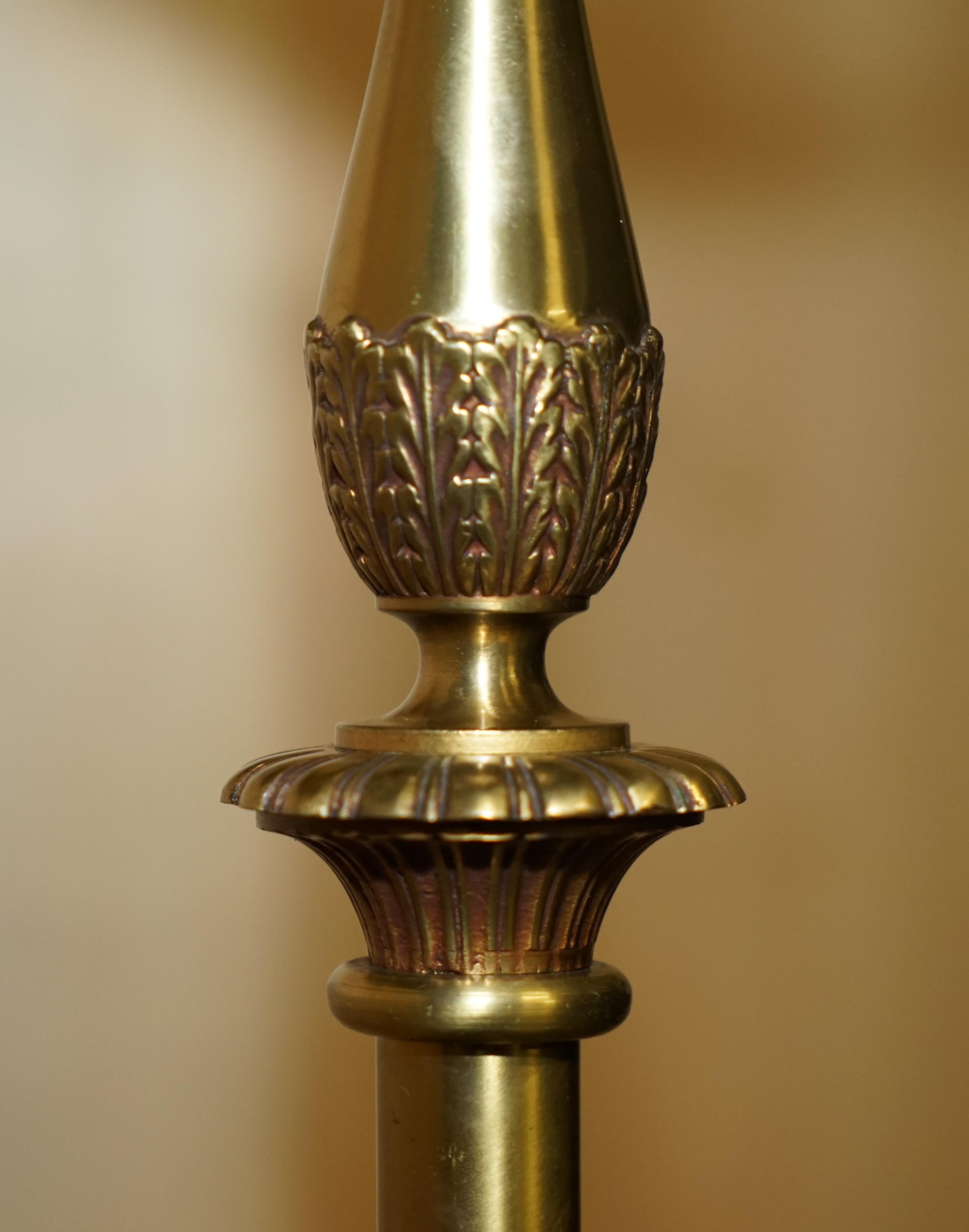 CIRCA 1930's REGENCY BRASS STANDING LAMP LION HAIRY PAW FEET (Fabriqué à la main) en vente 5