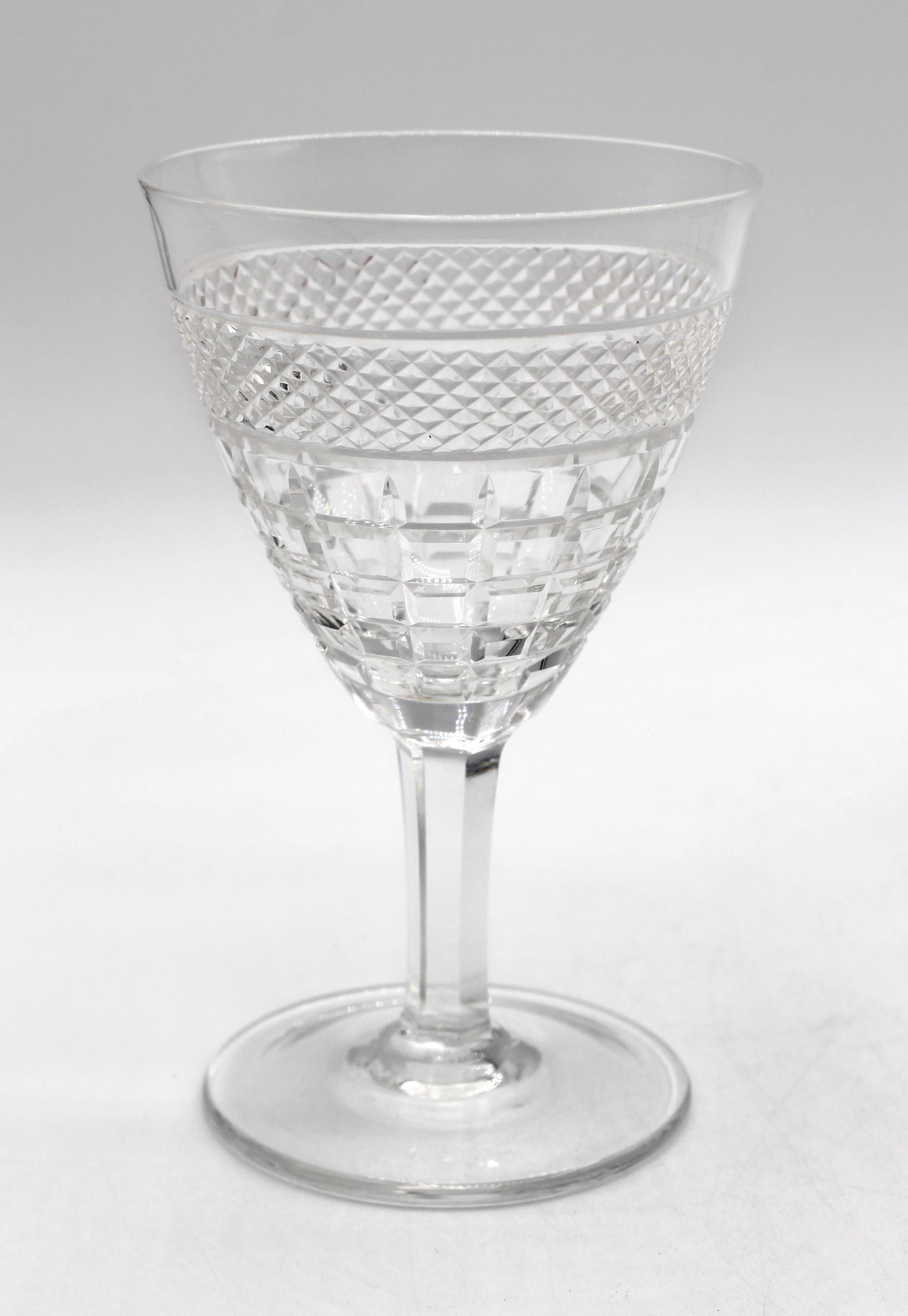 CIRCA 1930er Jahre Satz von 10 mundgeblasenen Weißweingläsern aus Glas, italienisch. Jeweils in abgestuften quadratischen Facetten unterhalb des Diamantbandes gebändert. 1 mit winziger Kerbe.
5