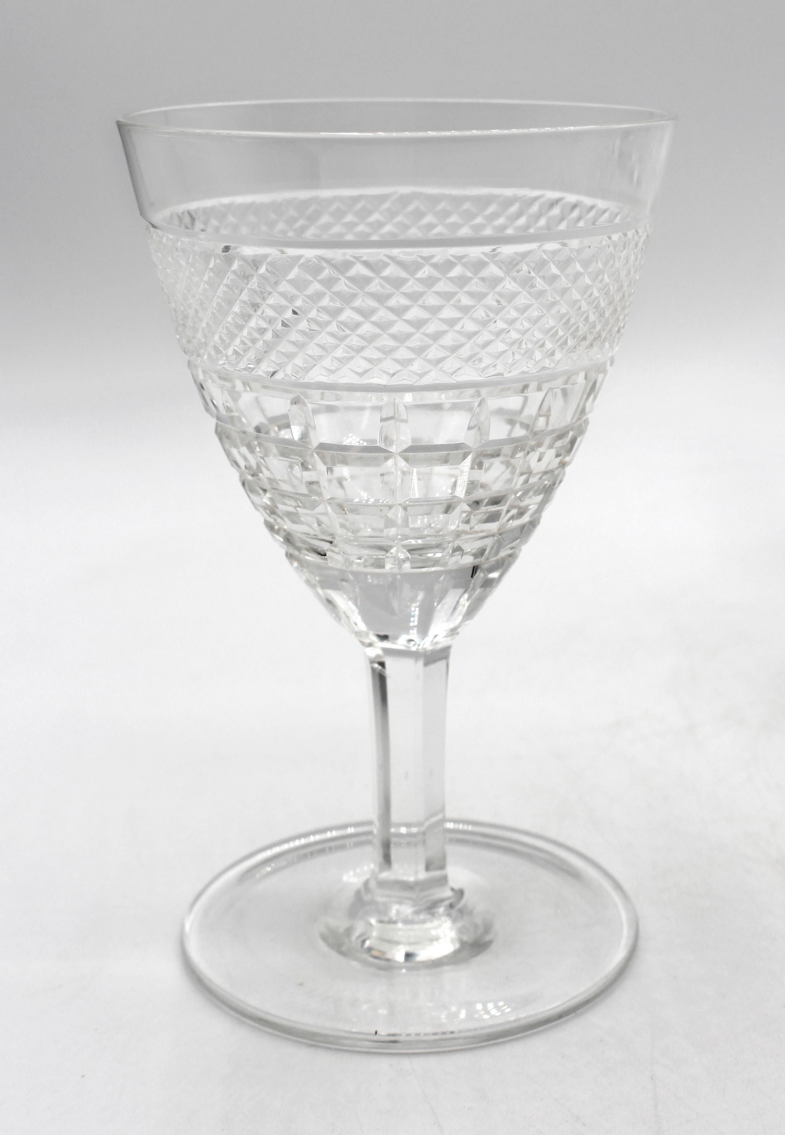 Circa 1930s Set of 12 Blown Cut Glass Red Wine Glasses, Italian. Chaque bande est ornée de facettes carrées graduées sous la bande de diamant.
5,5