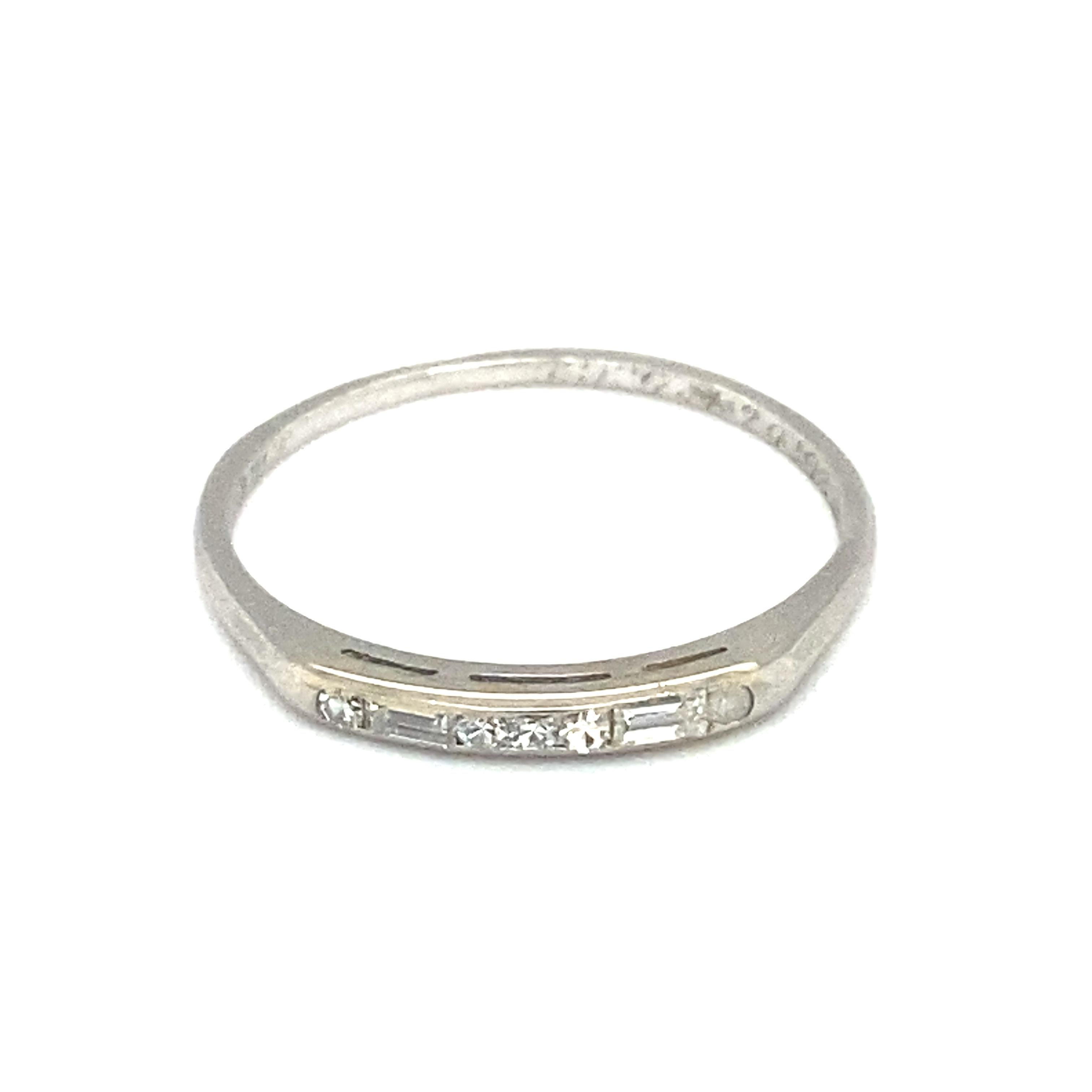 Anniversary-Ring aus Platin mit Einzelschliff und Baguette-Diamant, ca. 1930er Jahre (Gemischter Schliff) im Angebot