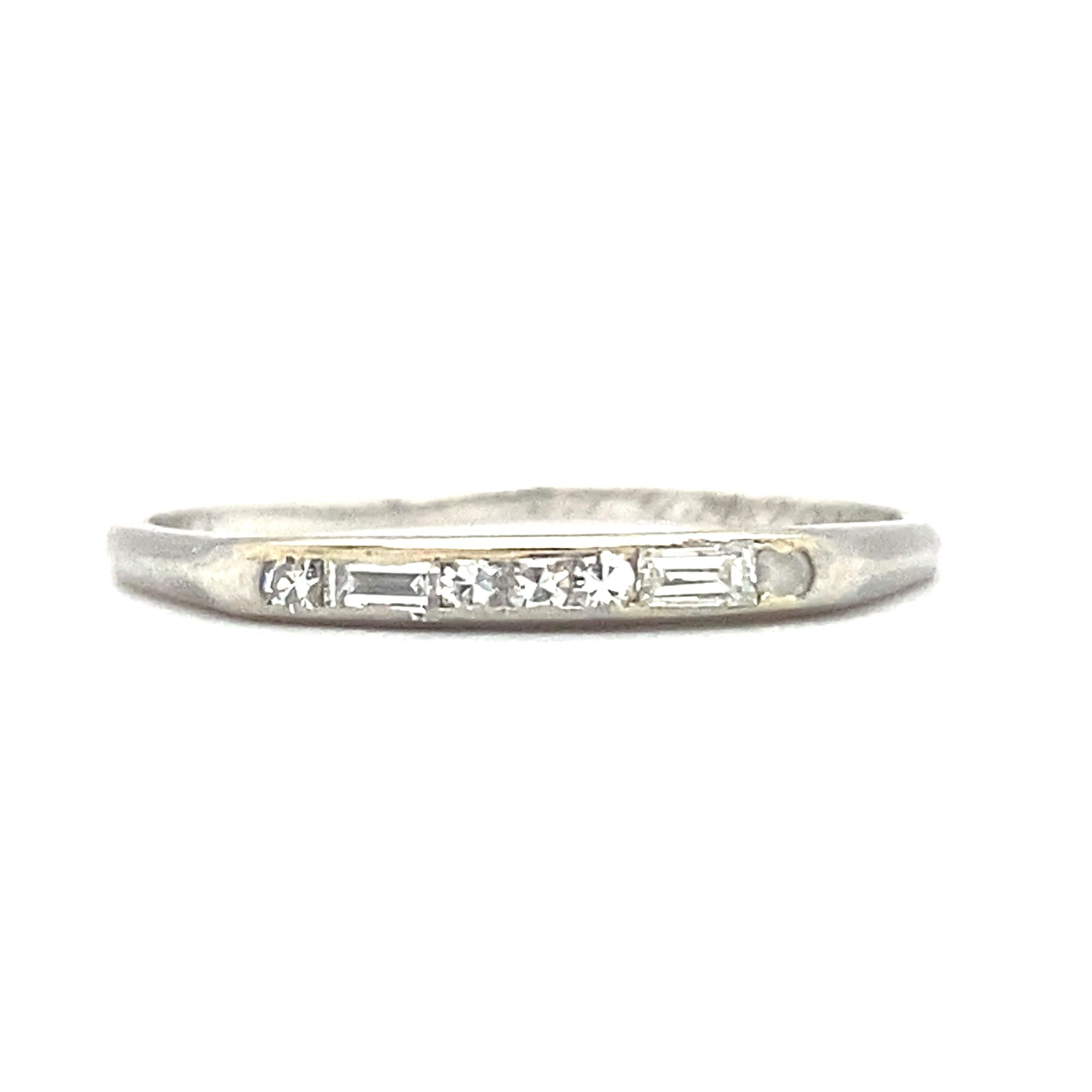 Anniversary-Ring aus Platin mit Einzelschliff und Baguette-Diamant, ca. 1930er Jahre im Zustand „Hervorragend“ im Angebot in Atlanta, GA