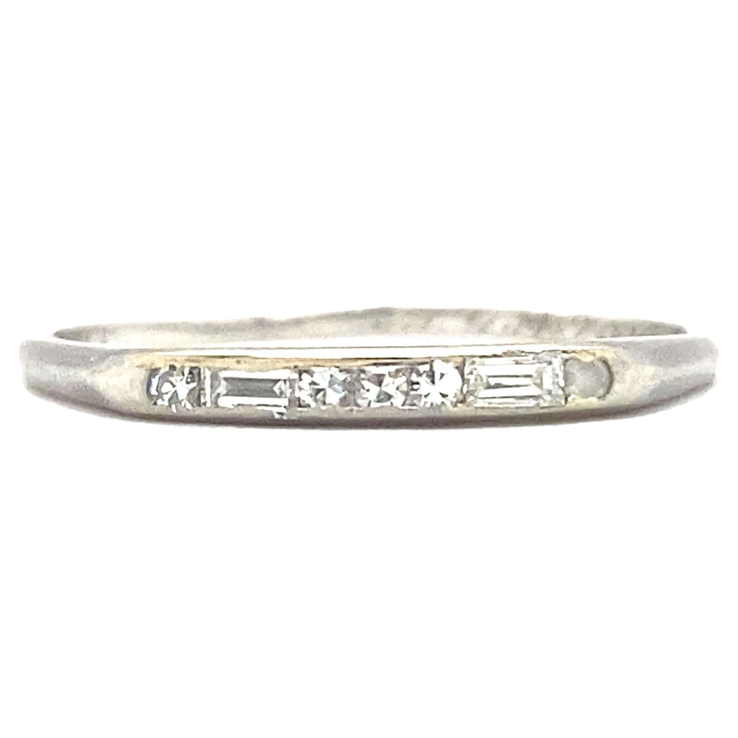 Anniversary-Ring aus Platin mit Einzelschliff und Baguette-Diamant, ca. 1930er Jahre im Angebot