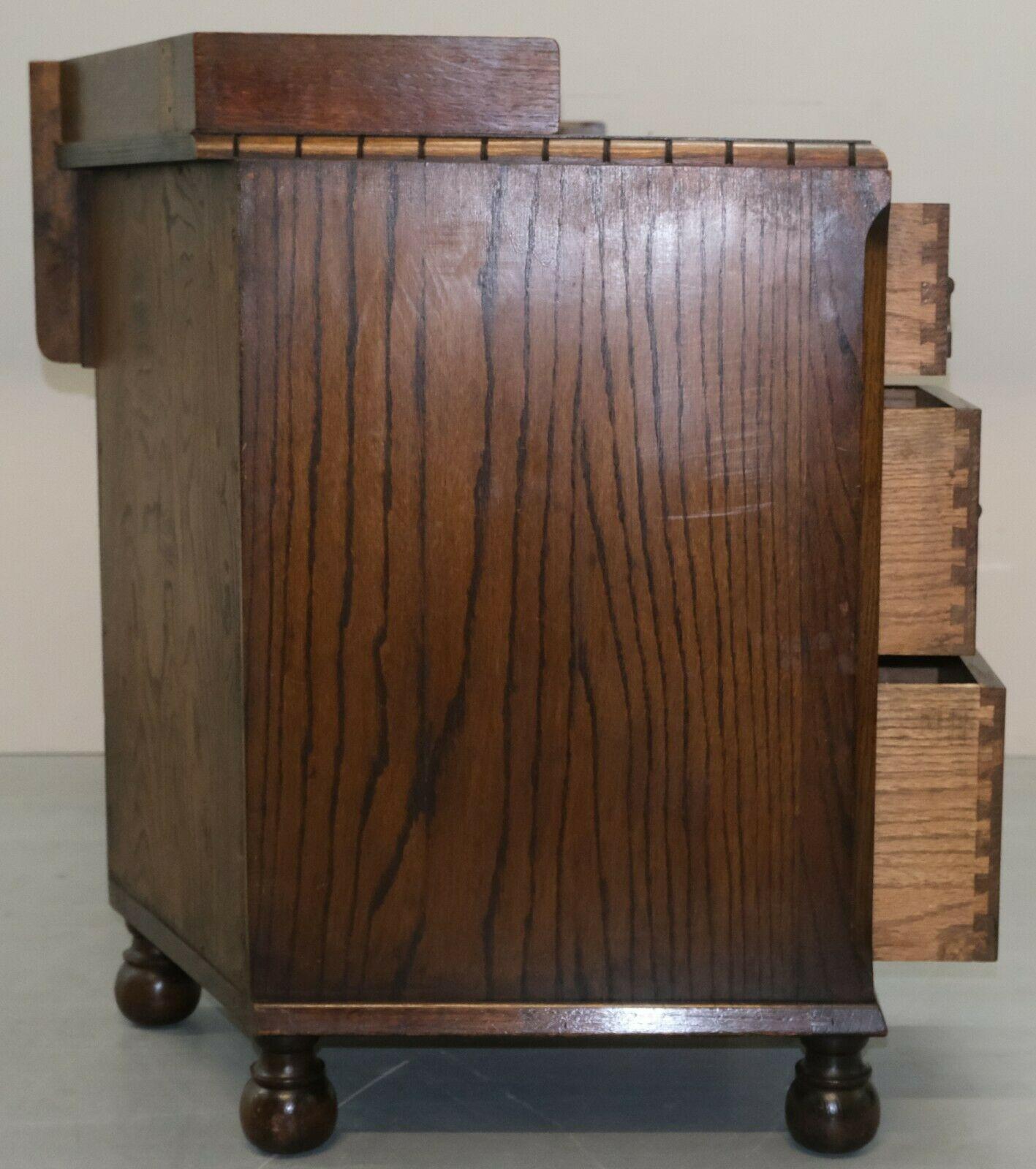 Bureau en chêne de Lancaster sur pieds en forme de chignon et sept tiroirs, Waring & Gillow Ltd, datant des années 1930 environ en vente 2