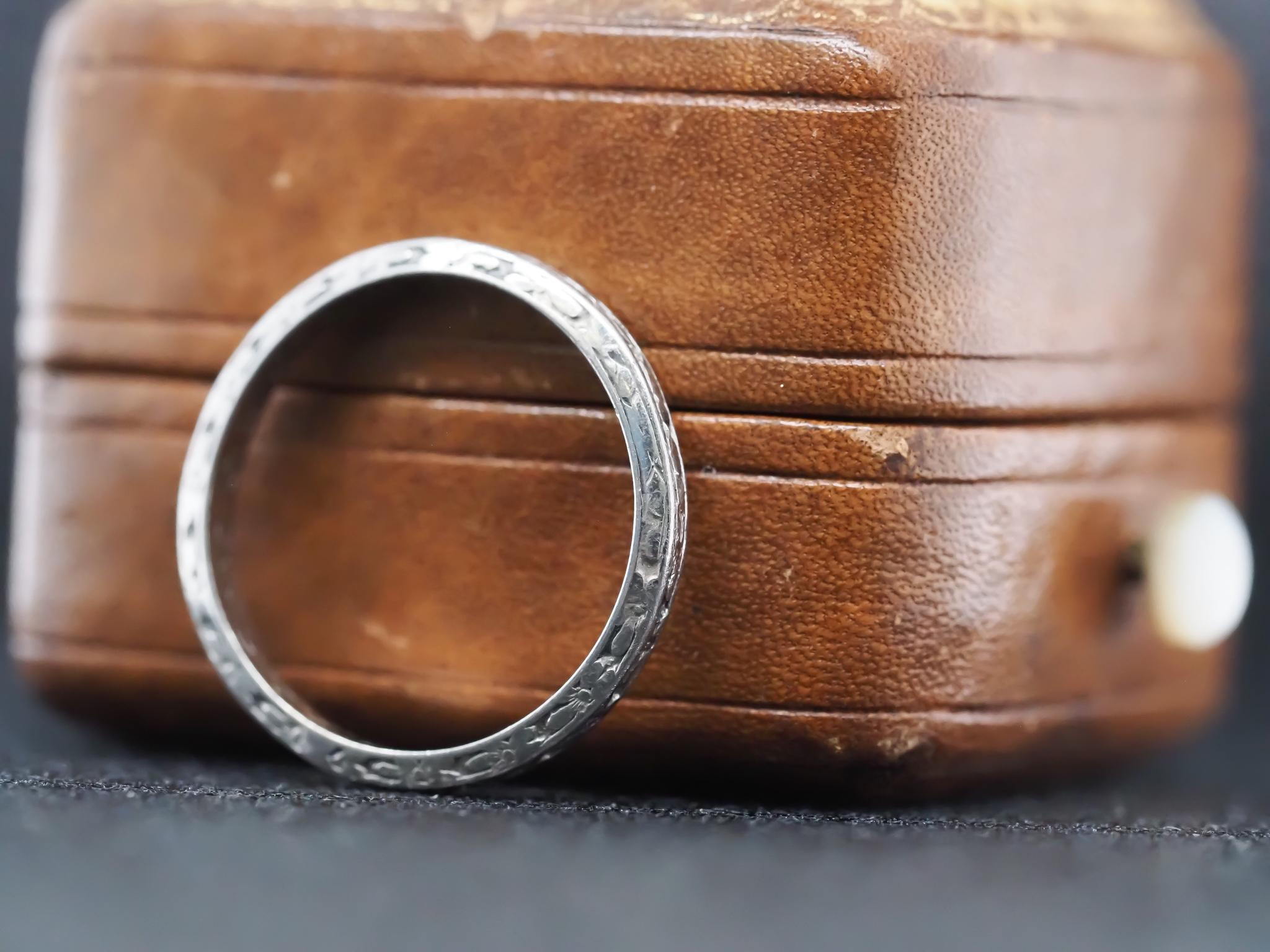 Circa 1931 Orange Blossom Platinum Wedding Band Size 5.25 In Good Condition For Sale In Hicksville, NY