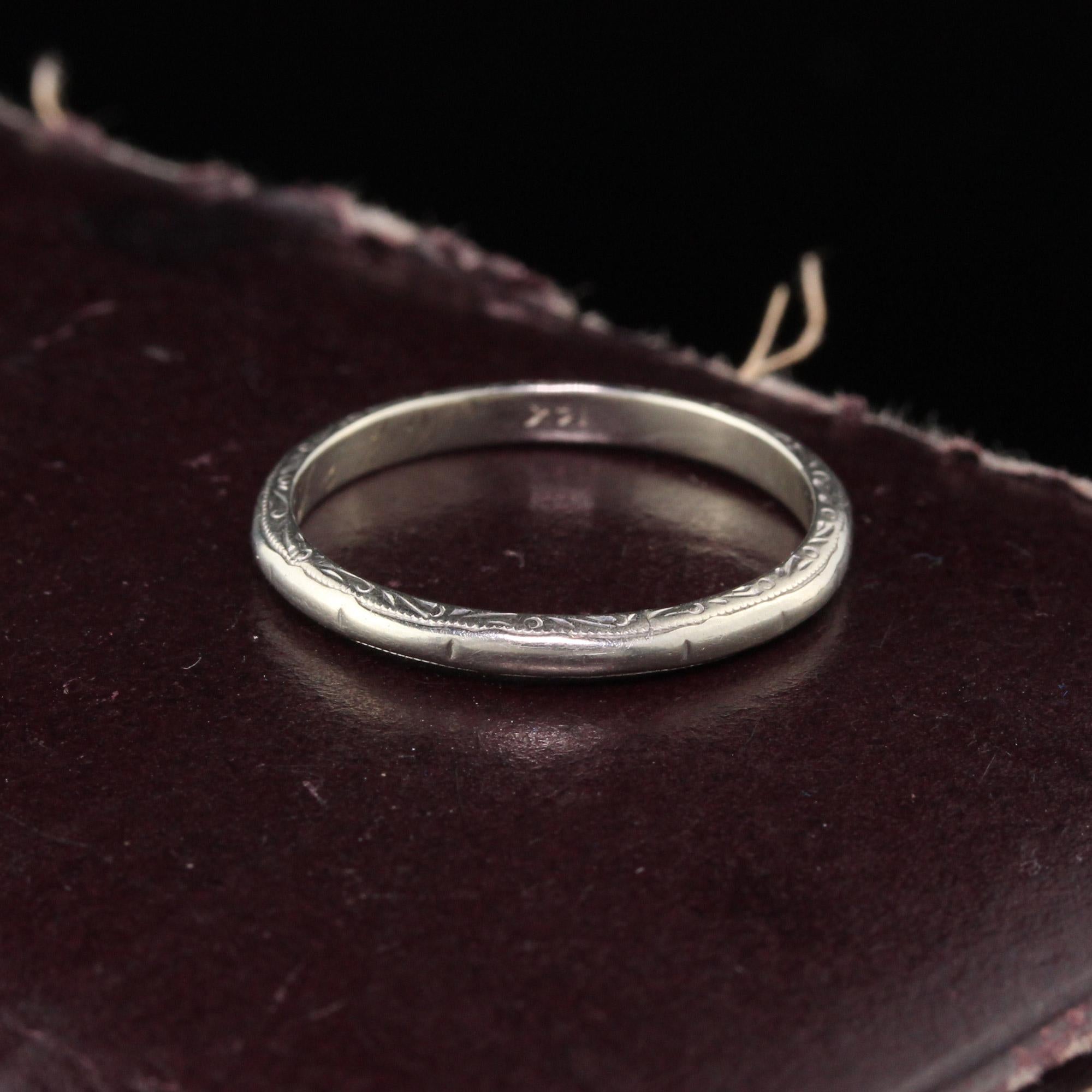Schöner Art Deco Ehering in gutem Zustand.

#R0363

Metall: 14K Weißgold

Gewicht: 1,7 Gramm

Ringgröße: 6

*Dieser Ring ist leider nicht größenverstellbar.

Abmessungen: 2.1 mm breit

Maß vom Finger bis zur Spitze des Rings: 1.5 mm 

Gravur im
