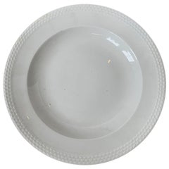 Assiette en porcelaine blanche allemande « Weiss Geschirr » de Meissen, datant d'environ 1934