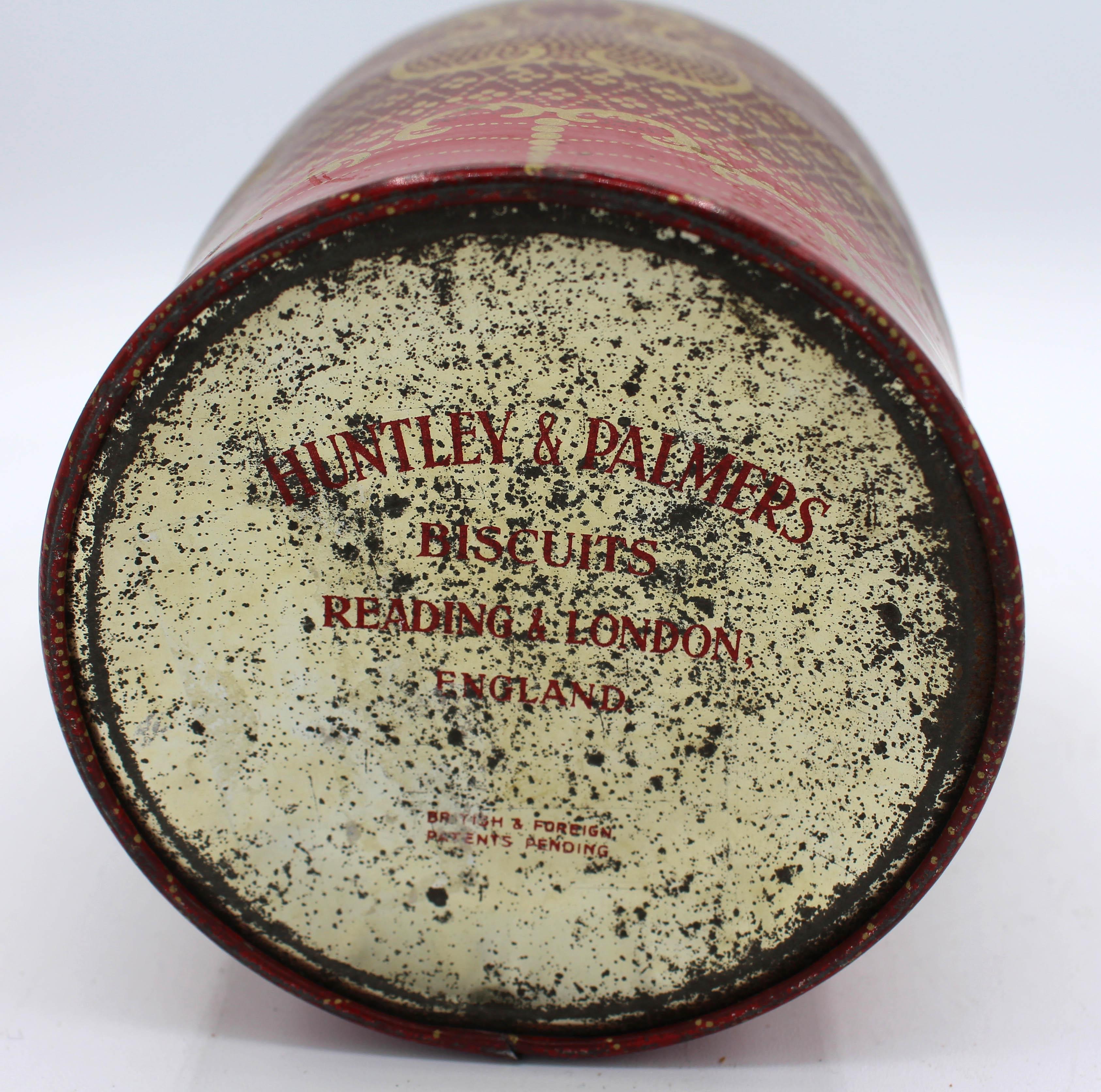 Circa 1937 Huntley & Palmers Lidded Barrel Form Biscuit Tin Box In Good Condition For Sale In Chapel Hill, NC