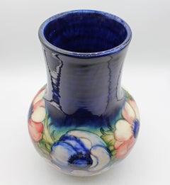 CIRCA 1938 Großformatige Vase "Anemone" Design von Moorcroft, England
