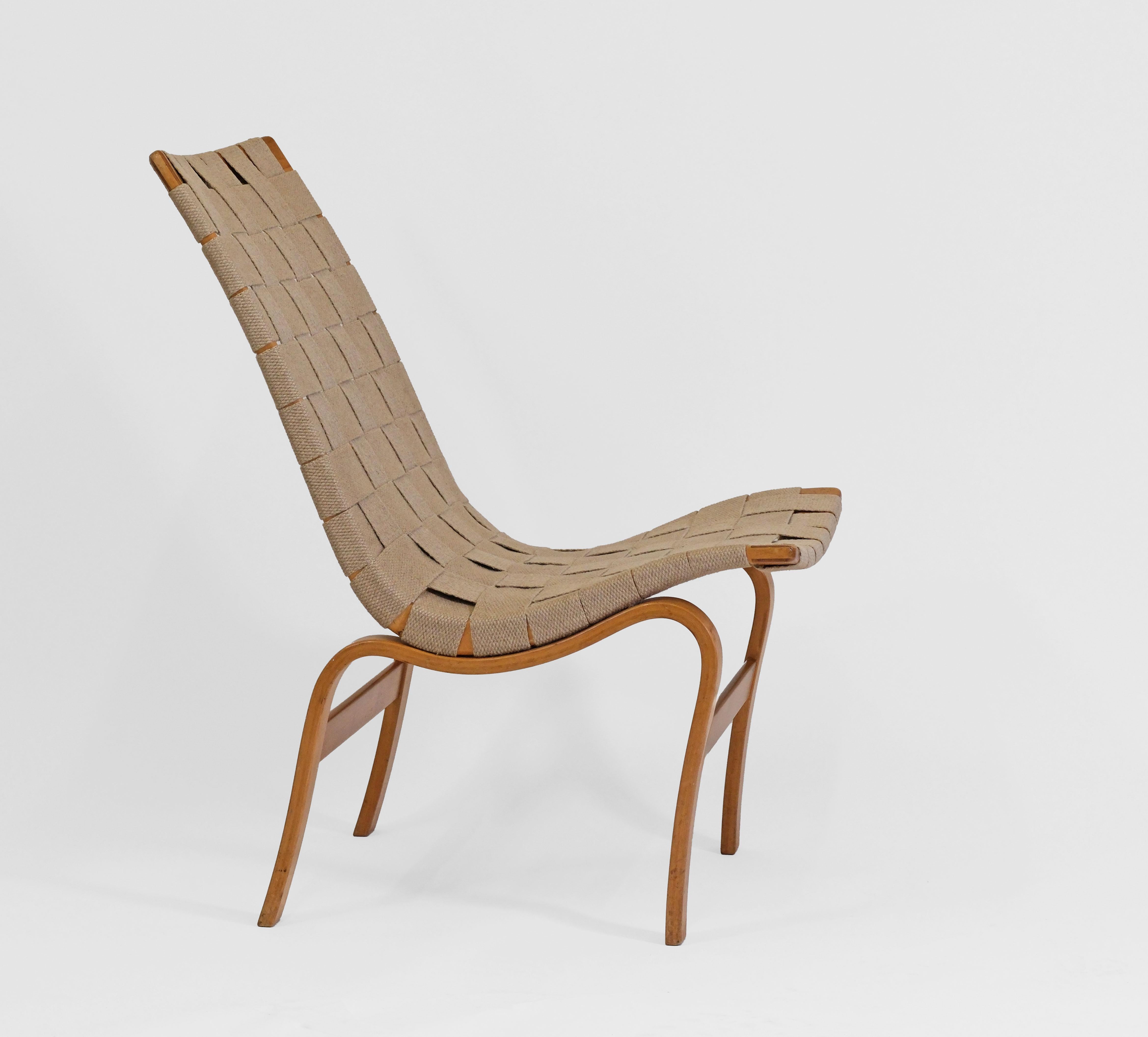 Fauteuil Eva de l'architecte et designer suédois Bruno Mathsson pour Karl Mathsson. Circa 1940. Labellisé.
 
La chaise est fabriquée en contreplaqué de bouleau stratifié et en bouleau massif. Il présente la finition d'origine, qui a été cirée. Il y