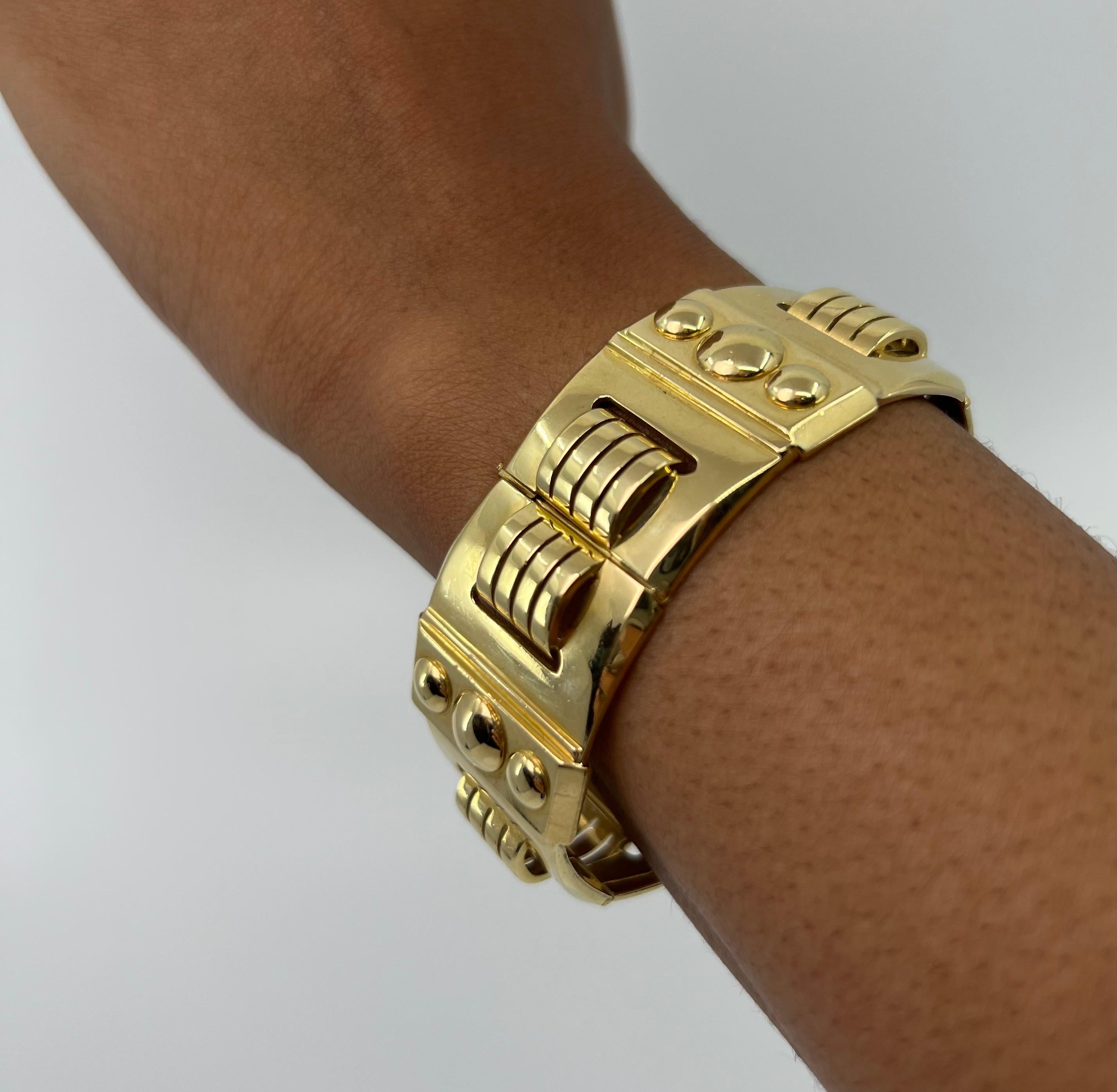 French Retro 18 Karat Yellow Gold Link Bracelet circa 1940  In Excellent Condition For Sale In New York, NY