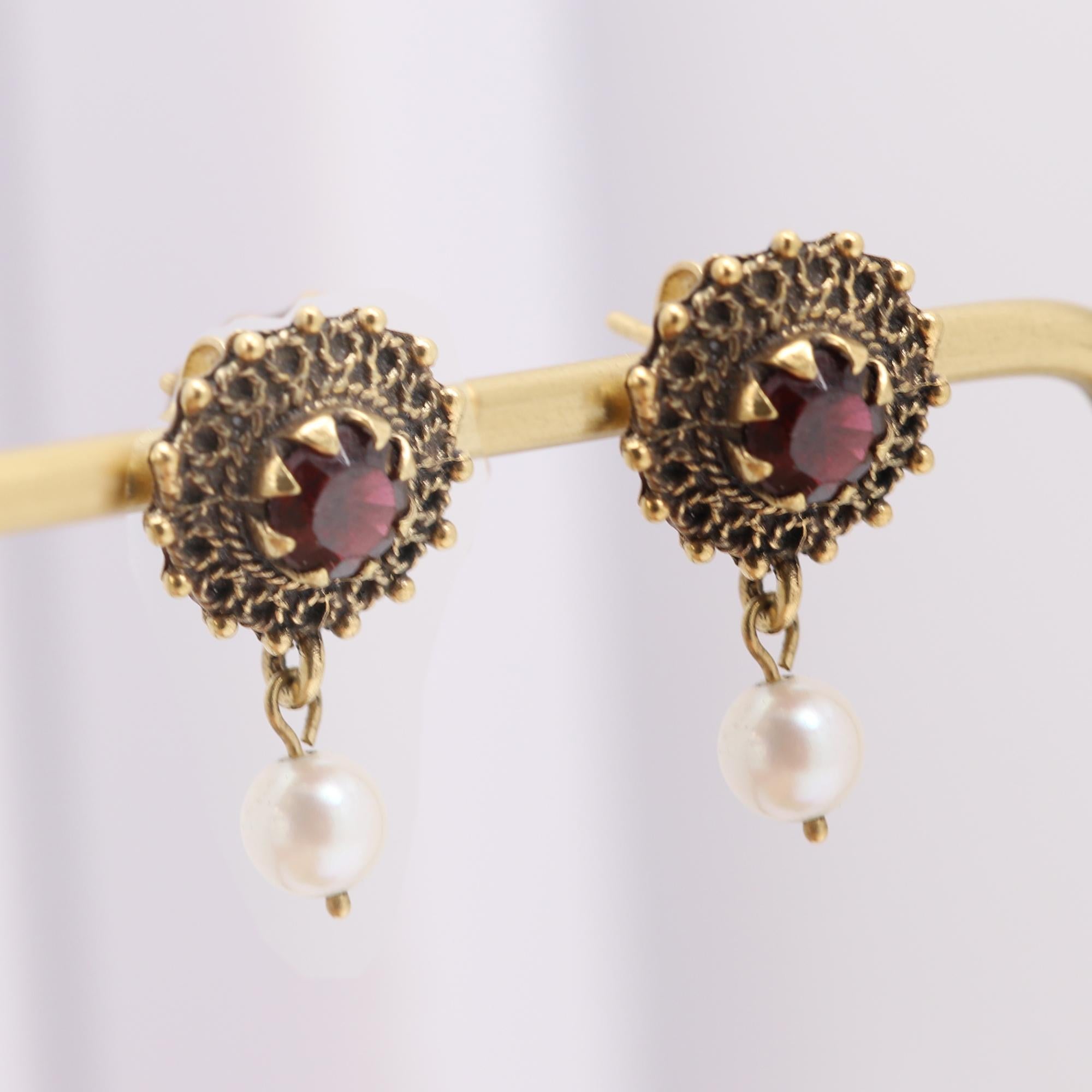 Circa 1940 Garnet Earrings 14 Karat Yellow Gold Pearl and Red Garnet Gemstone For Sale 3