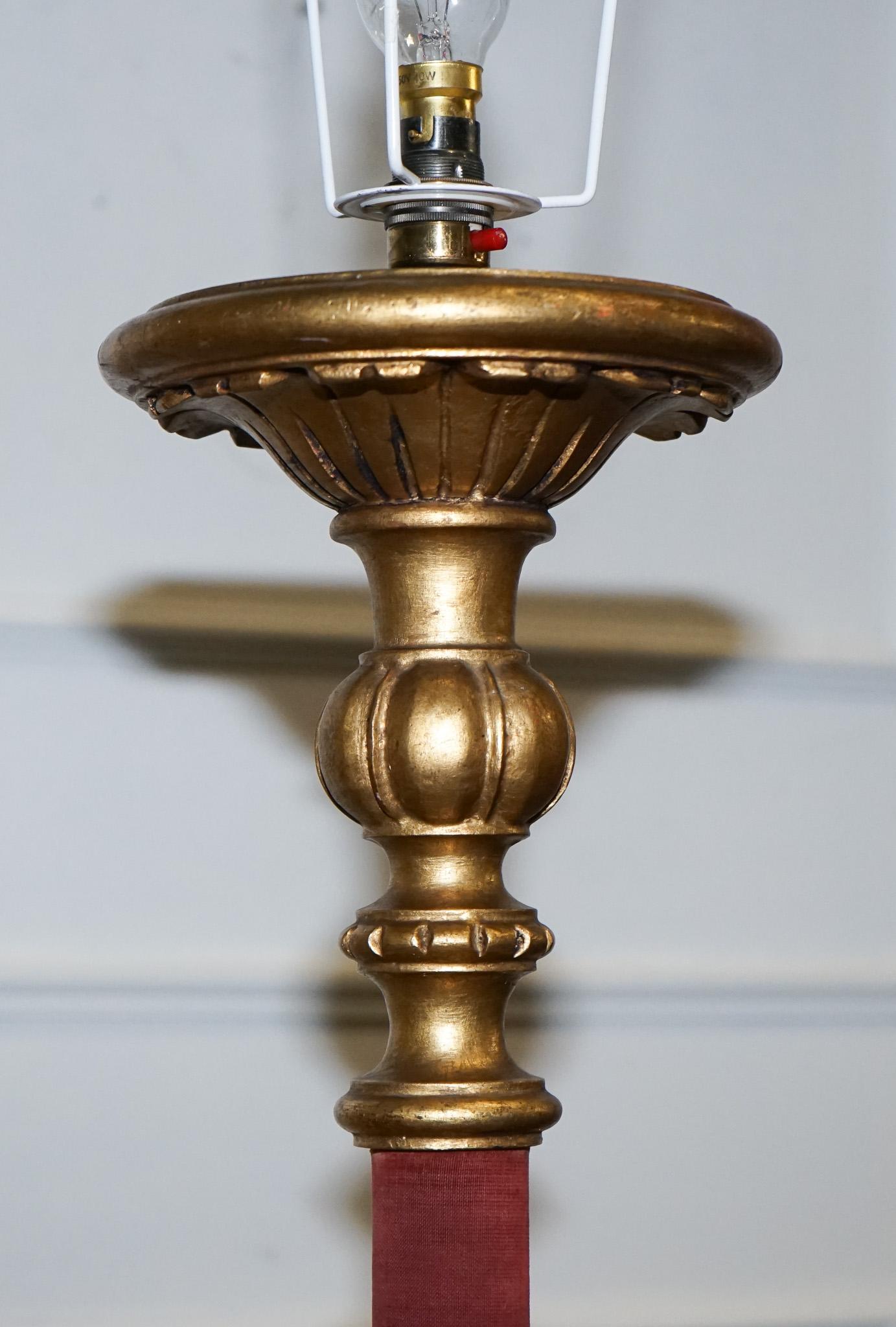 CIRCA 1940 LÁMPARA DE PIE DE PISO ITALIANA DE TEJIDO ROJO Y DORADO CON TOLDO ORIGINAL en venta 3