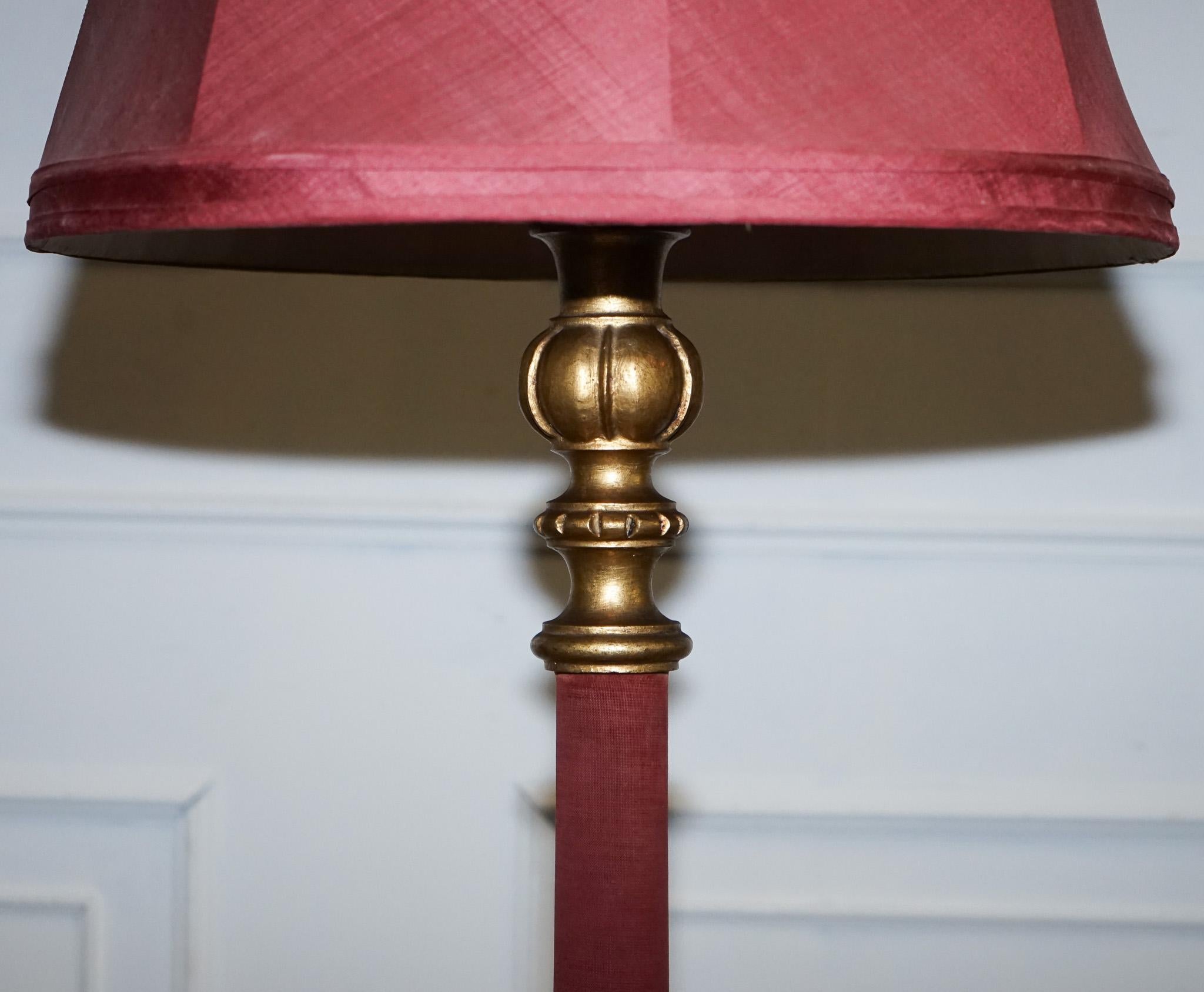 CIRCA 1940 LÁMPARA DE PIE DE PISO ITALIANA DE TEJIDO ROJO Y DORADO CON TOLDO ORIGINAL Hecho a mano en venta