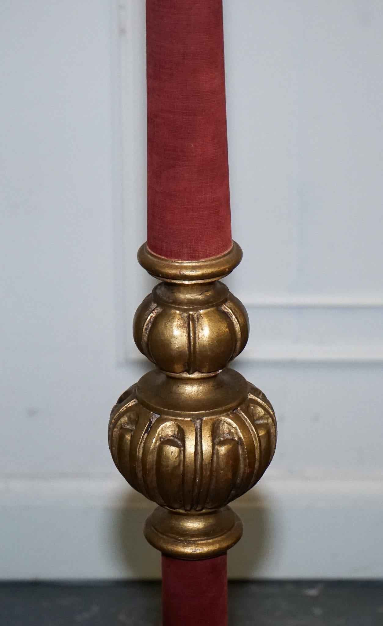 CIRCA 1940 LÁMPARA DE PIE DE PISO ITALIANA DE TEJIDO ROJO Y DORADO CON TOLDO ORIGINAL en Bueno estado para la venta en Pulborough, GB