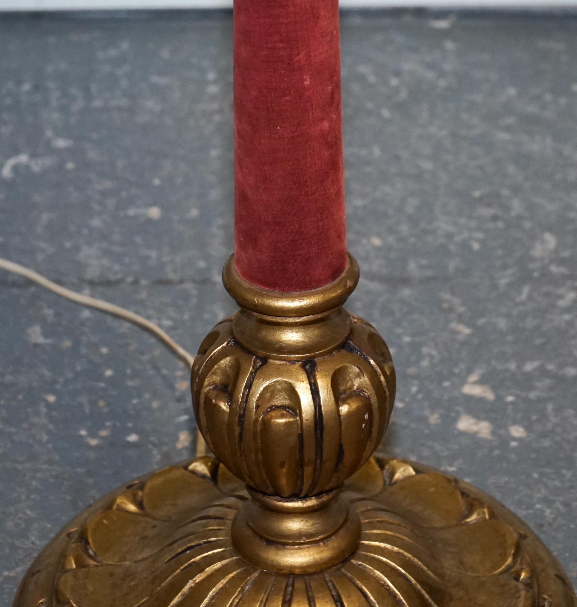 CIRCA 1940 LÁMPARA DE PIE DE PISO ITALIANA DE TEJIDO ROJO Y DORADO CON TOLDO ORIGINAL siglo XX en venta