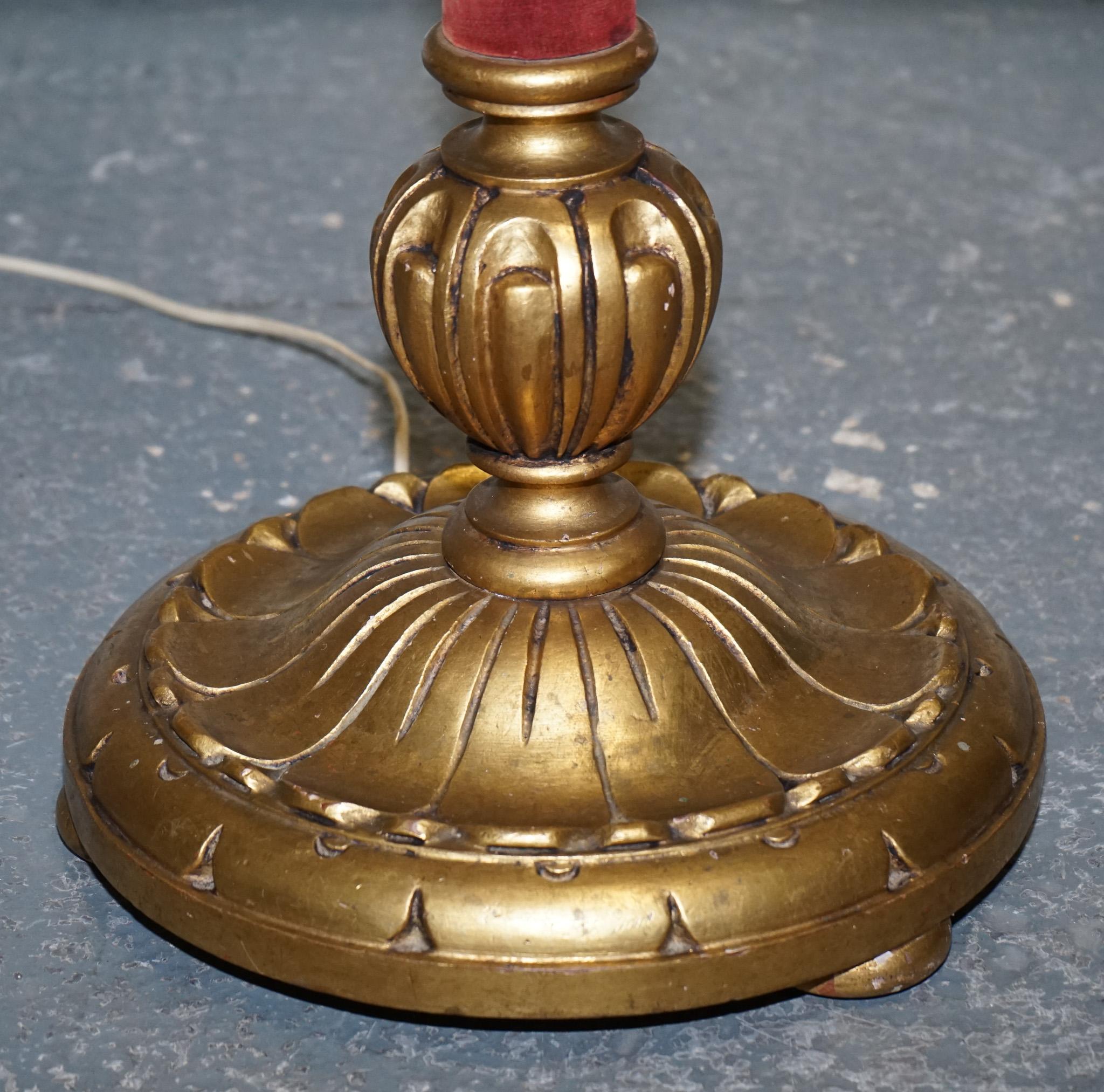 CIRCA 1940 LÁMPARA DE PIE DE PISO ITALIANA DE TEJIDO ROJO Y DORADO CON TOLDO ORIGINAL Madera dura en venta