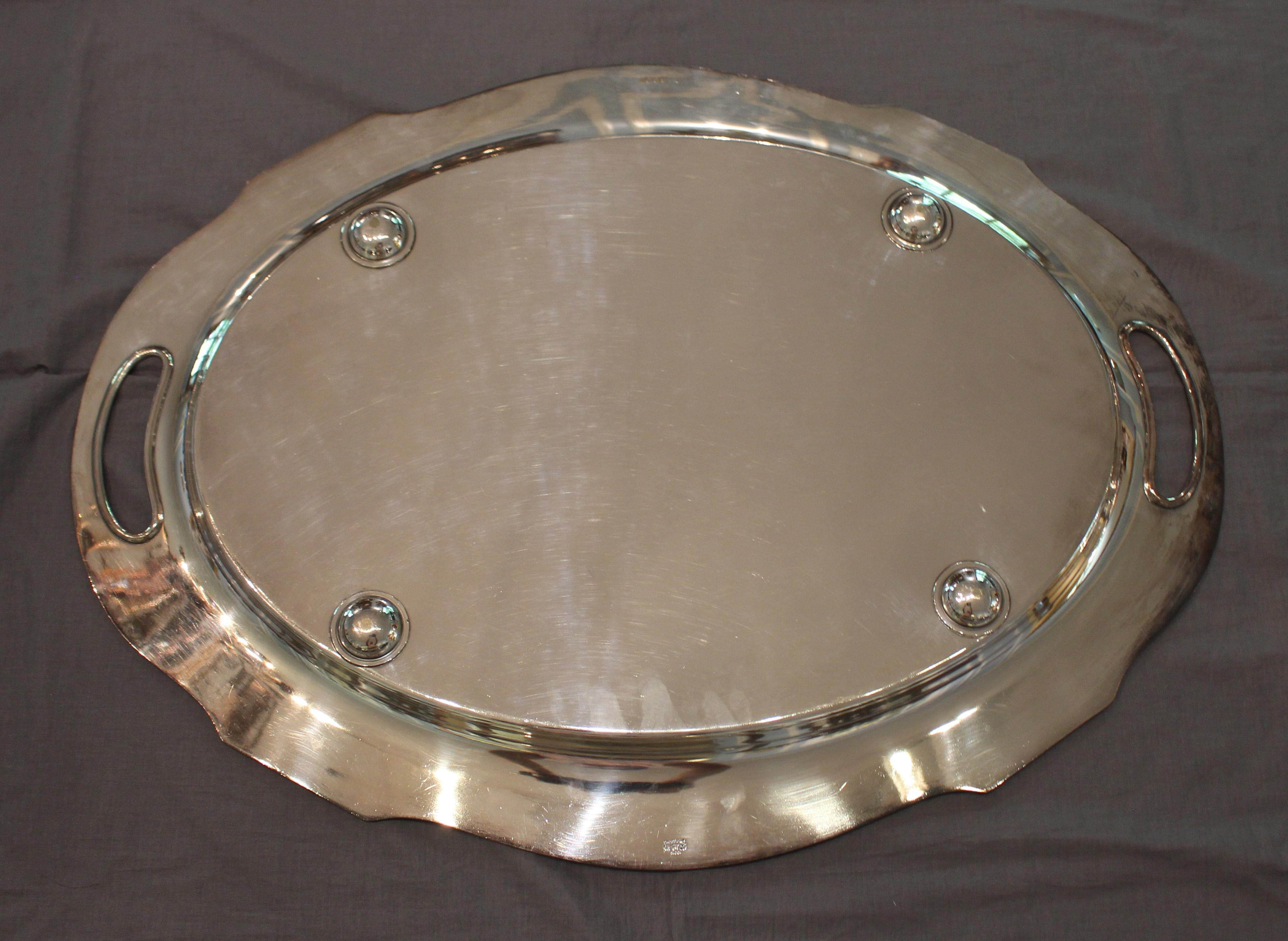 Bandeja de té plateada de la Sheffield Silver Co., Brooklyn, NY, circa 1940. Elegante forma acartelada con borde rebordeado y asas y patas de botón integradas. 25,5