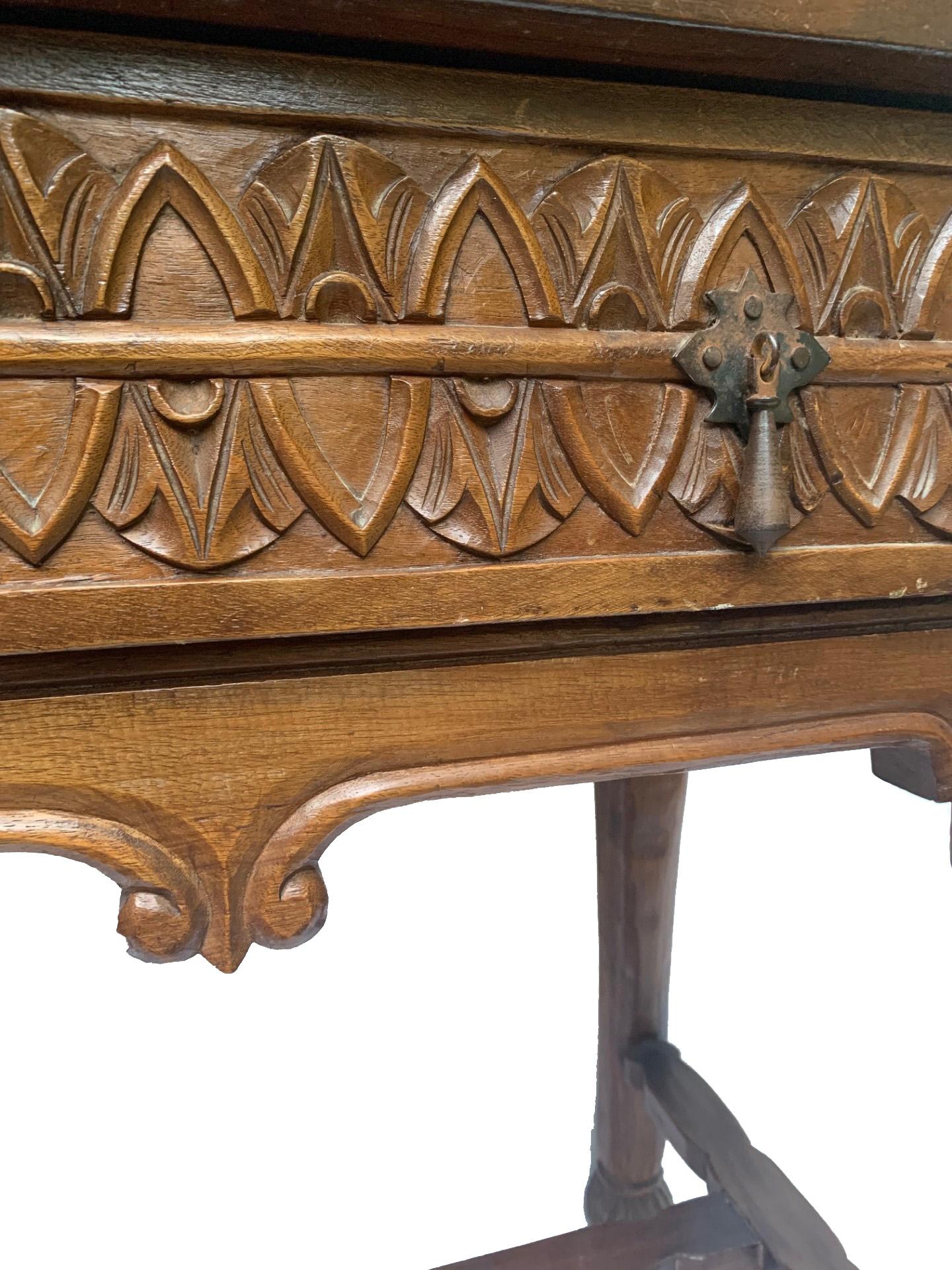 Circa 1940 Spanish Colonial Revival Sideboard Table Console In Good Condition For Sale In Rio De Janeiro, BR