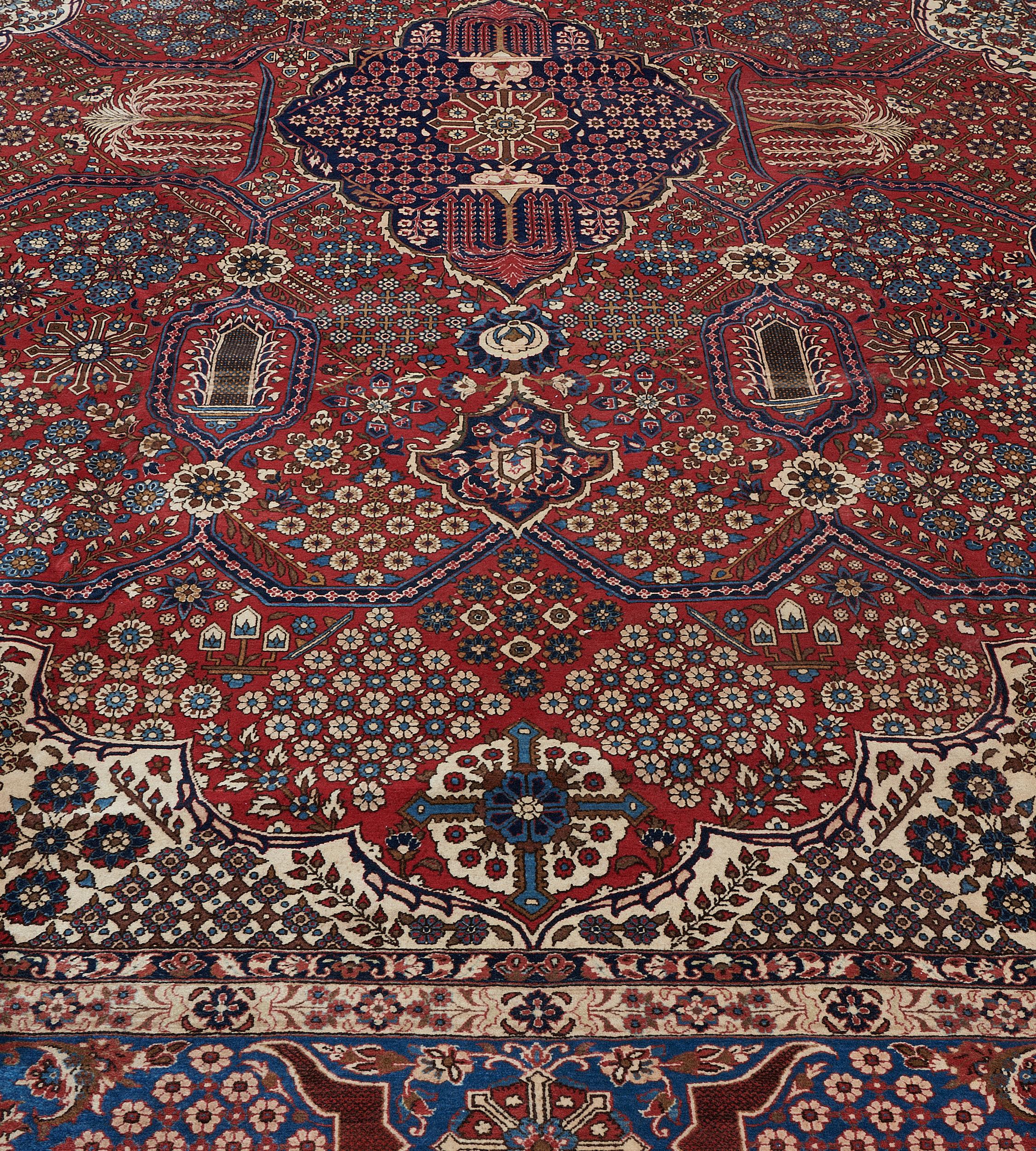 Traditional Hand-Woven Persian Isfahan Rug, circa 1940 For Sale 1