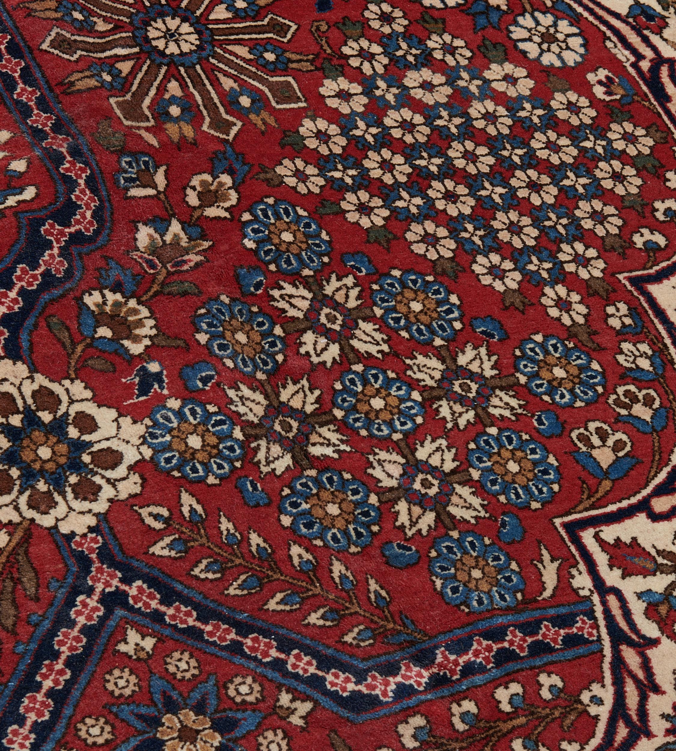 Traditional Hand-Woven Persian Isfahan Rug, circa 1940 For Sale 2