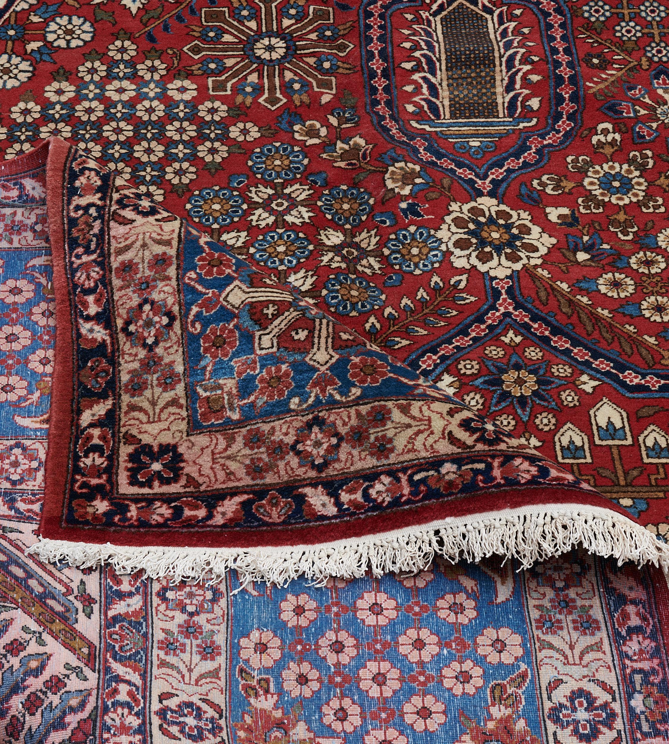 Traditional Hand-Woven Persian Isfahan Rug, circa 1940 For Sale 4