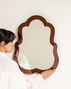 Specchio in legno di noce con decorazioni in vetro intagliato, in oro rosa, risalente al 1940 circa